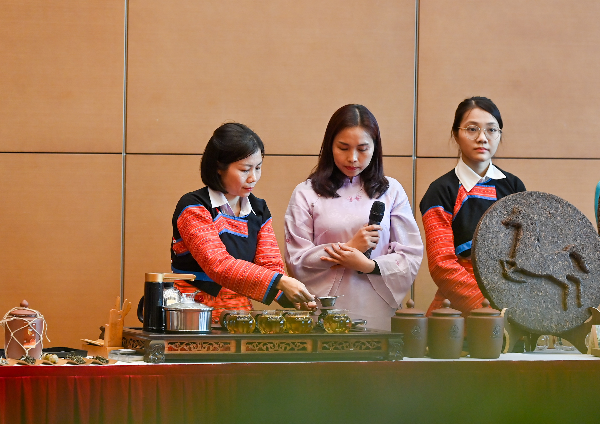 Nghệ nhân Công ty TNHH trà và đặc sản Tây Bắc giới thiệu, pha trà mời Phu nhân và các đại biểu.