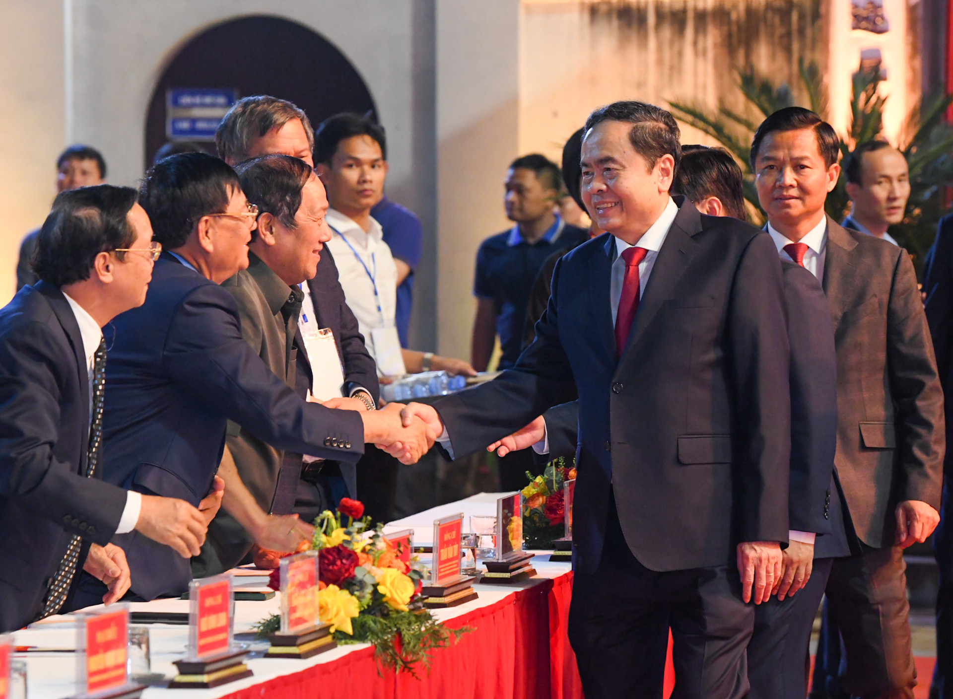 Chủ tịch Quốc hội Trần Thanh Mẫn với các đại biểu tại buổi lễ.