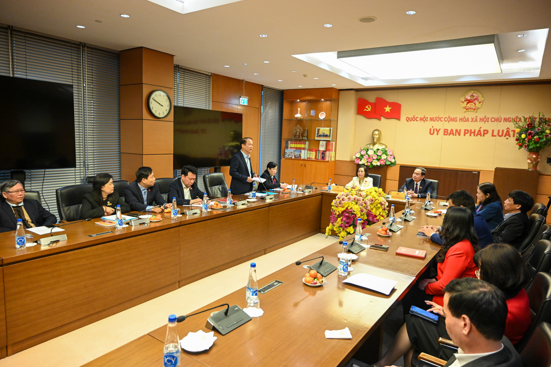 Chủ nhiệm Ủy ban Pháp luật Hoàng Thanh Tùng báo cáo tại cuộc làm việc. Chủ nhiệm Ủy ban Pháp luật Hoàng Thanh Tùng báo cáo tại cuộc làm việc.