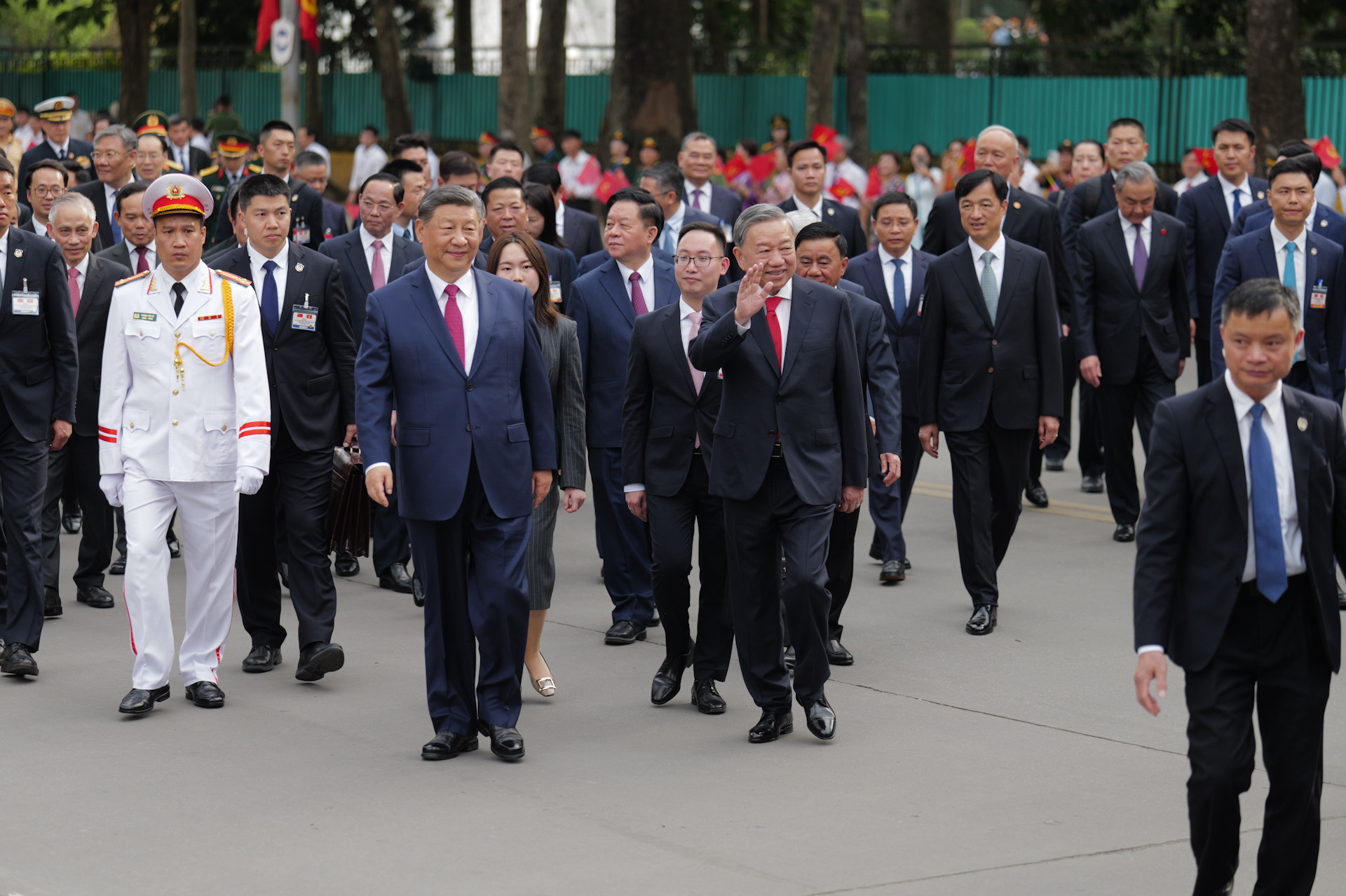 [Ảnh] Nhân dân Thủ đô Hà Nội nồng nhiệt chào đón Tổng Bí thư, Chủ tịch Trung Quốc Tập Cận Bình thăm cấp Nhà nước đến Việt Nam ảnh 8