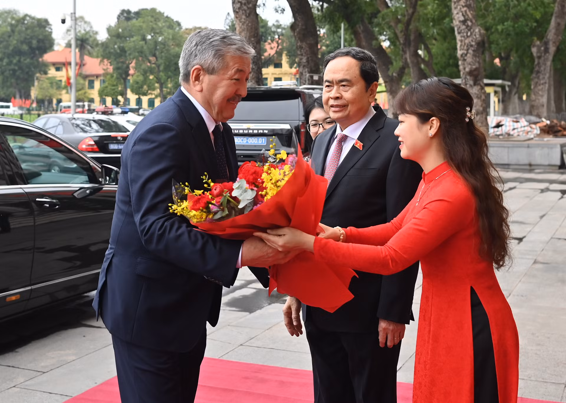 Nhân viên Văn phòng Quốc hội tặng hoa chào mừng Thủ tướng Kyrgyzstan Adylbek Kasymaliev.