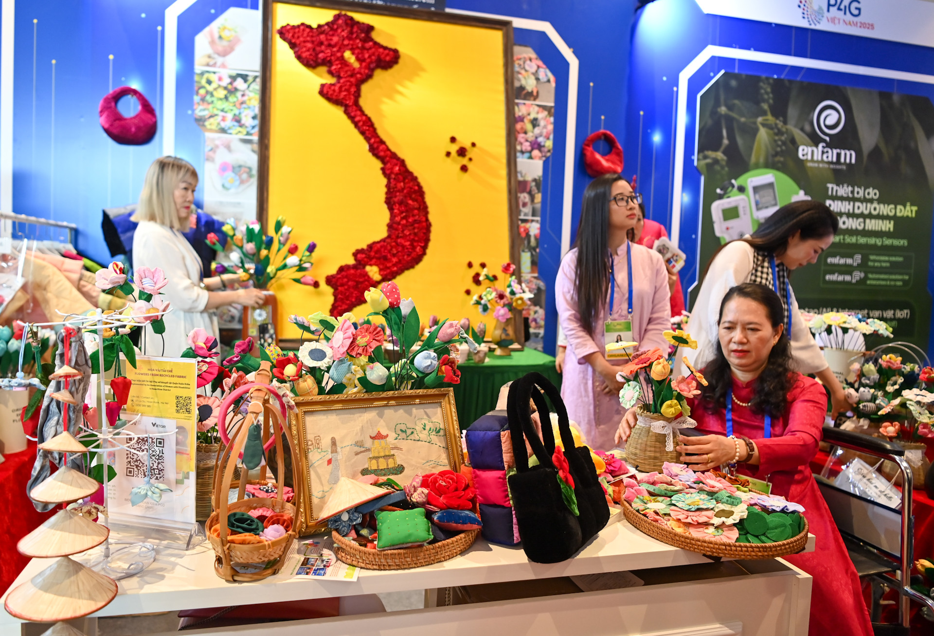 Gian trưng bày các sản phẩm tái chế của Chi hội phụ nữ khuyết tật quận Hoàn Kiếm, Hà Nội. Gian trưng bày các sản phẩm tái chế của Chi hội phụ nữ khuyết tật quận Hoàn Kiếm, Hà Nội.