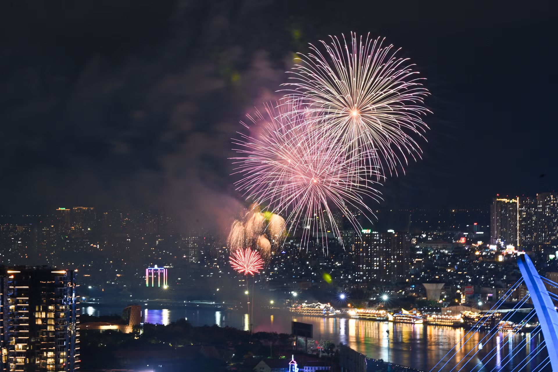 Vào tối 30/4, Thành phố sẽ tổ chức bắn pháo hoa từ 21 giờ đến 21 giờ 15 phút với 2 điểm tầm cao và 28 điểm tầm thấp. Các điểm bắn tầm cao là khu vực đầu đường hầm vượt sông Sài Gòn (thành phố Thủ Đức); Đền tưởng niệm Bến Dược (huyện Củ Chi).