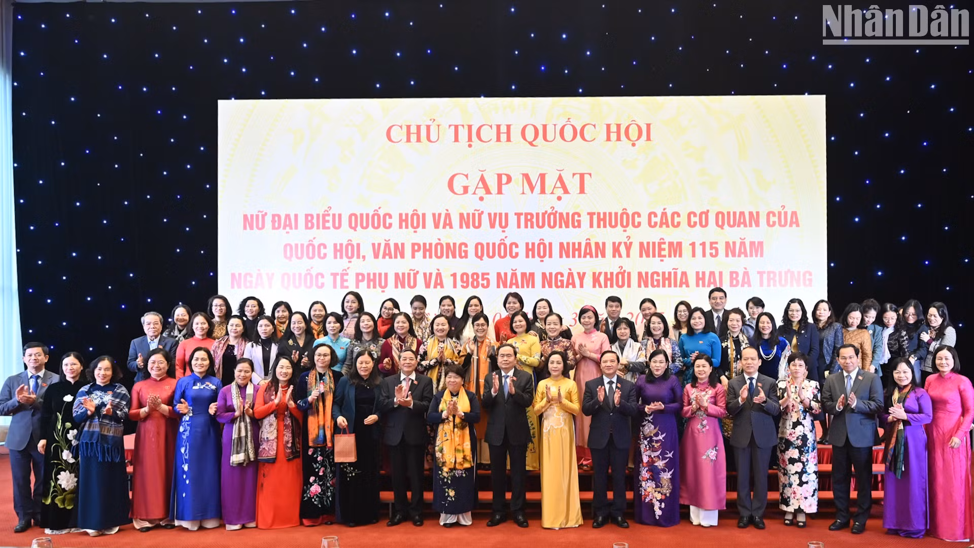 Chủ tịch Quốc hội Trần Thanh Mẫn cùng các Phó Chủ tịch Quốc hội và các đại biểu tại cuộc gặp mặt.