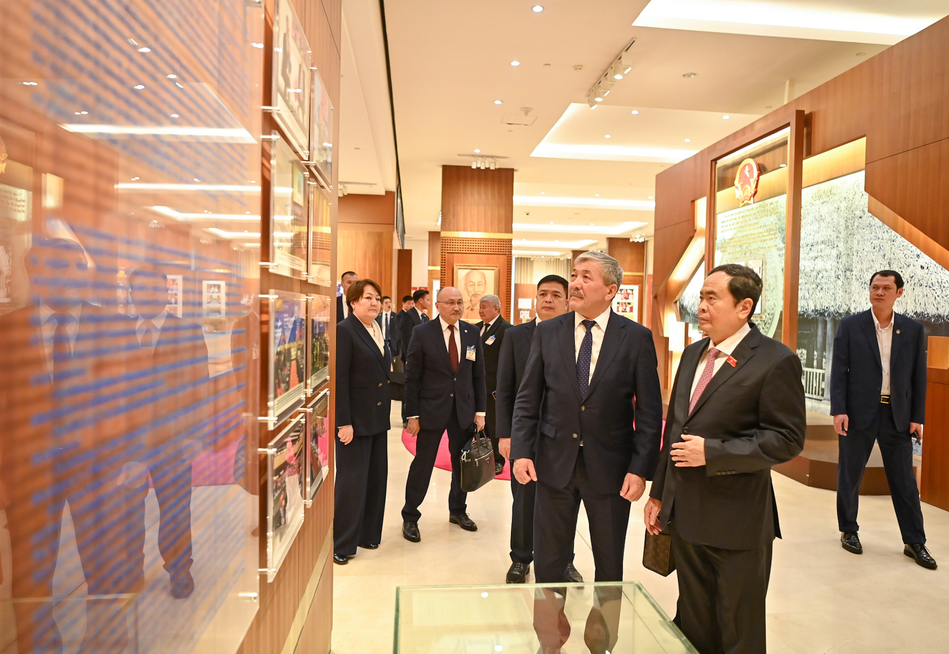 Thủ tướng Kyrgyzstan Adylbek Kasymaliev và các đại biểu tham quan Phòng truyền thống Quốc hội Việt Nam.