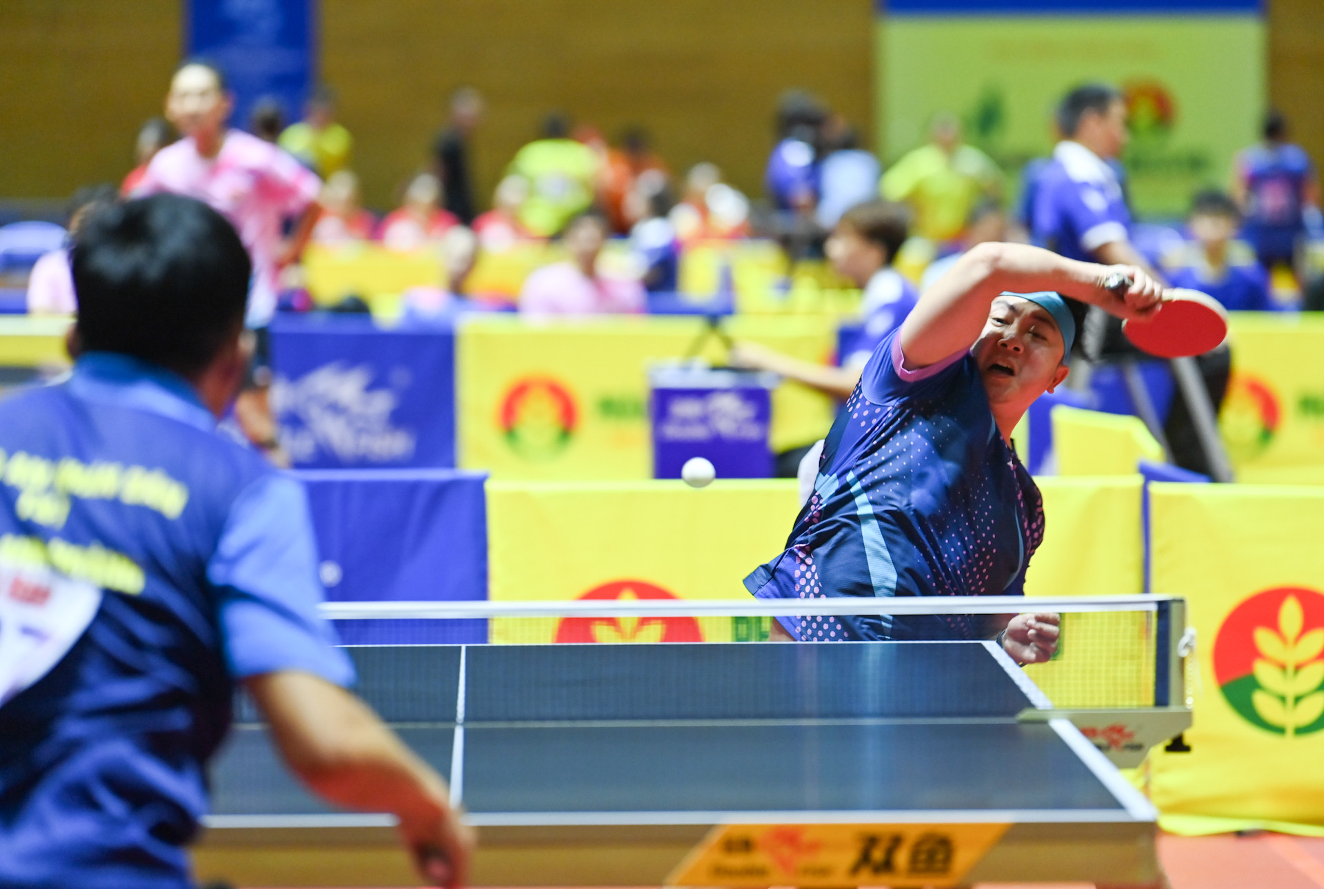 Cú đánh thuận tay dũng mãnh của tay vợt Thanh Sơn (Tiền Giang) trong trận đấu tứ kết đồng đội nam với Công an T&T 1.