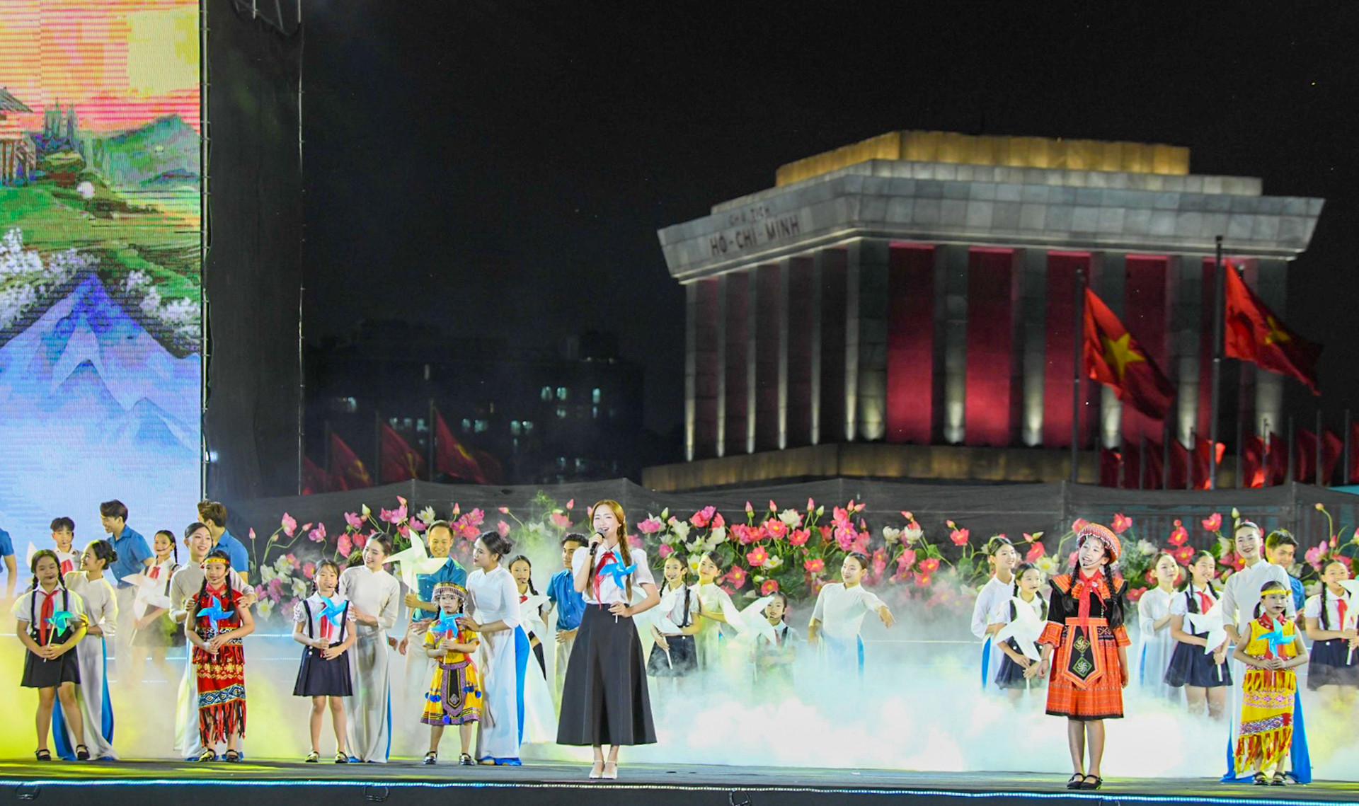 Chương trình được dàn dựng kết cấu theo 3 trường đoạn gồm: Trường đoạn 1 - “Nguyễn Sinh Cung - Nguyễn Tất Thành”; Trường đoạn 2 - “Nguyễn Ái Quốc - Hồ Chí Minh”; Trường đoạn 3 - “Việt Nam! Kỷ nguyên vươn mình”.