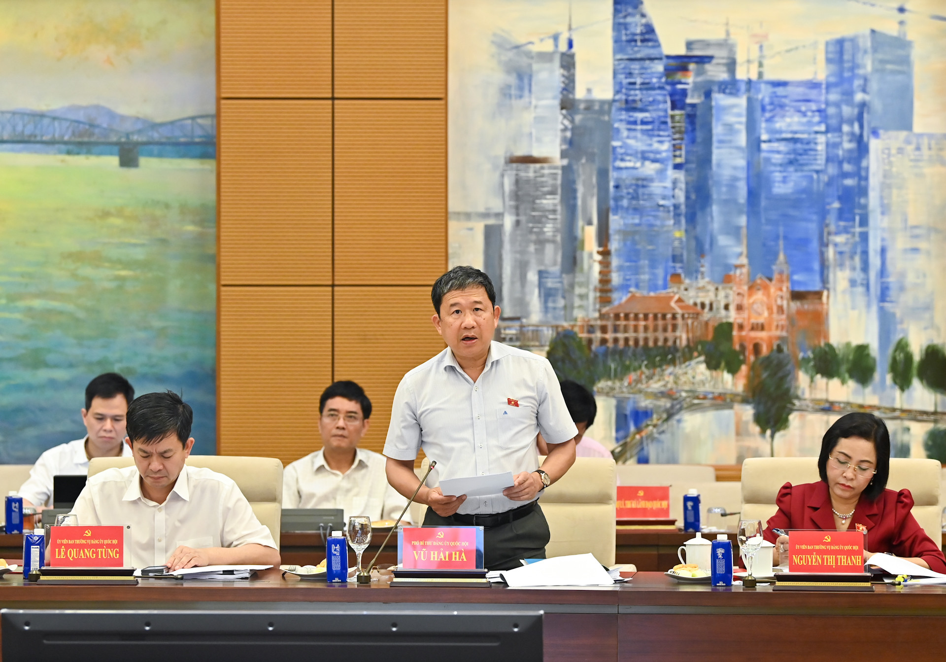 Phó Bí thư Đảng ủy Quốc hội Vũ Hải Hà triển khai kế hoạch hoạt động, phân công nhiệm vụ các thành viên Tiểu ban Văn kiện. Phó Bí thư Đảng ủy Quốc hội Vũ Hải Hà triển khai kế hoạch hoạt động, phân công nhiệm vụ các thành viên Tiểu ban Văn kiện.