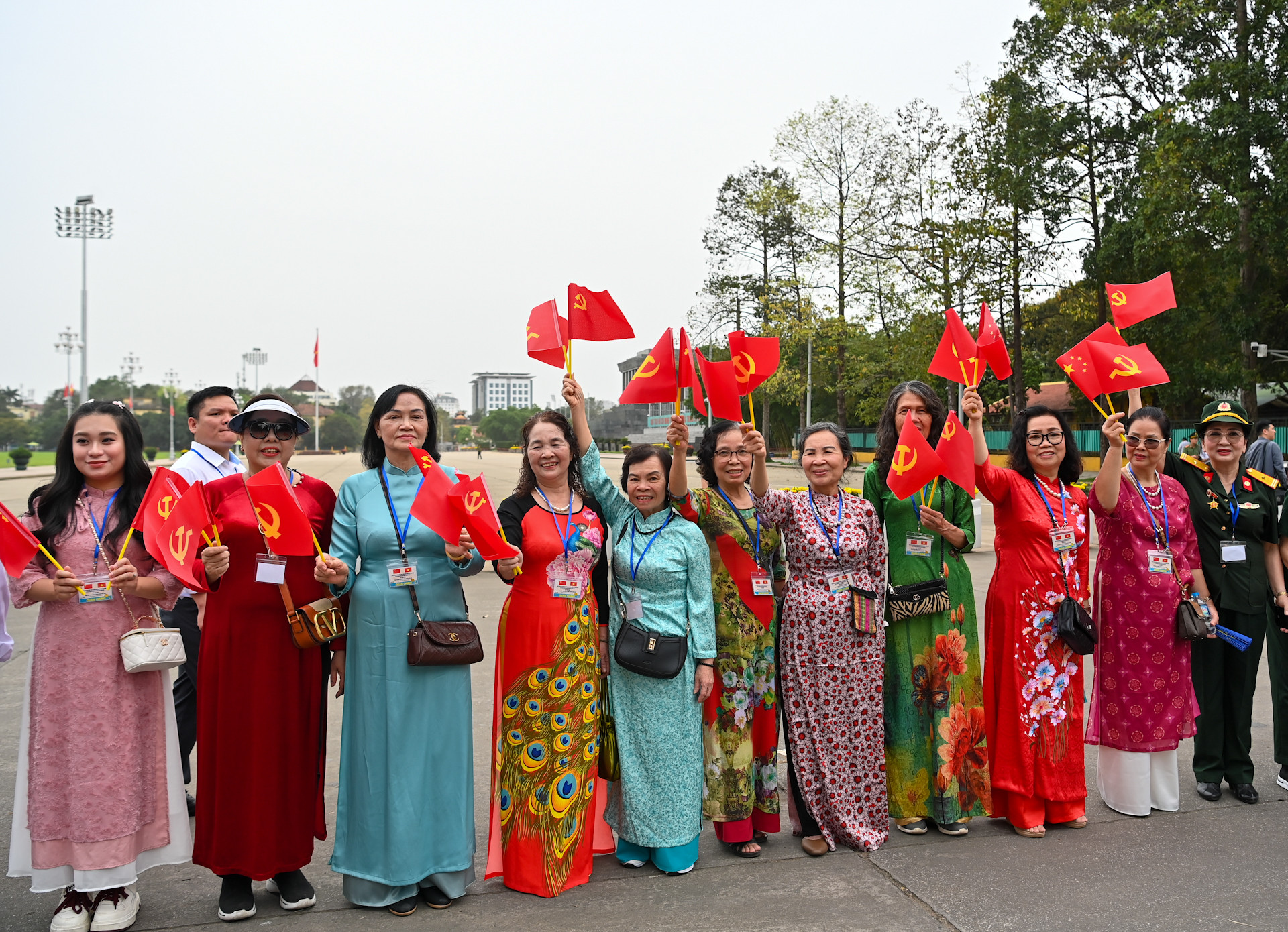 [Ảnh] Nhân dân Thủ đô Hà Nội nồng nhiệt chào đón Tổng Bí thư, Chủ tịch Trung Quốc Tập Cận Bình thăm cấp Nhà nước đến Việt Nam ảnh 2