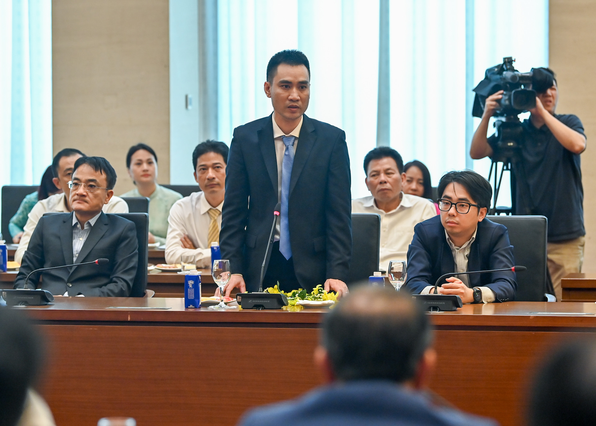 Đại biểu Nguyễn Hoàng Đức phát biểu ý kiến tại buổi gặp mặt.