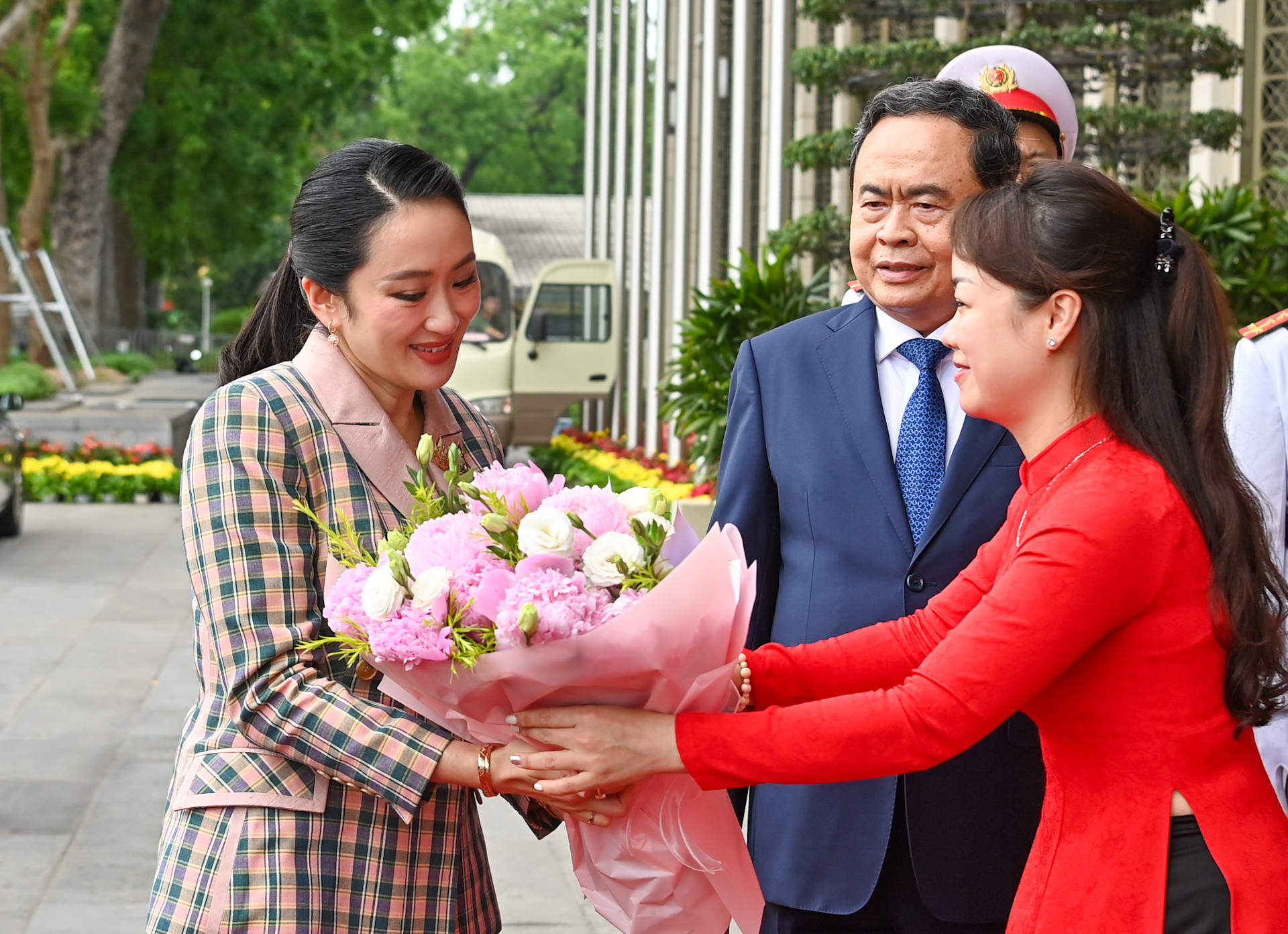 Nhân viên Văn phòng Quốc hội tặng hoa chào mừng Thủ tướng Thái Lan Paetongtarn Shinawatra.