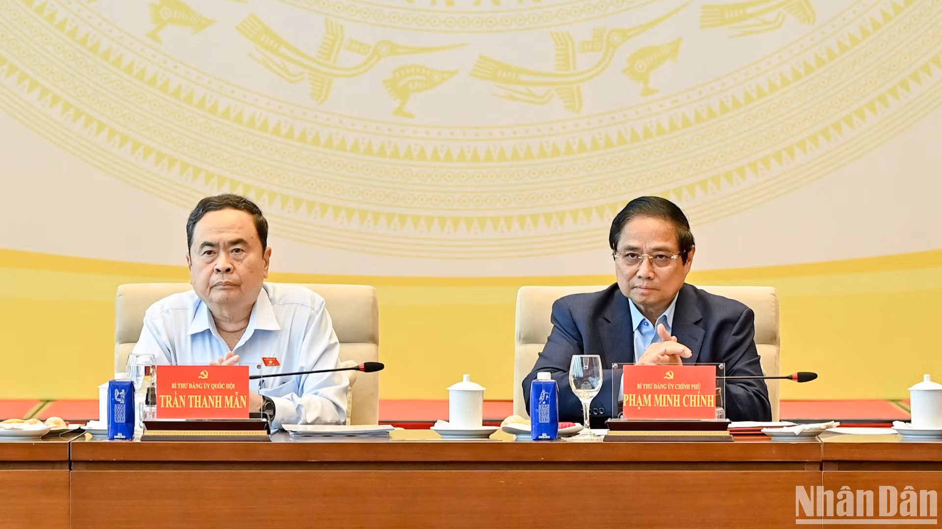 Bí thư Đảng ủy Chính phủ, Thủ tướng Chính phủ Phạm Minh Chính và Bí thư Đảng ủy Quốc hội, Chủ tịch Quốc hội Trần Thanh Mẫn chủ trì hội nghị.
