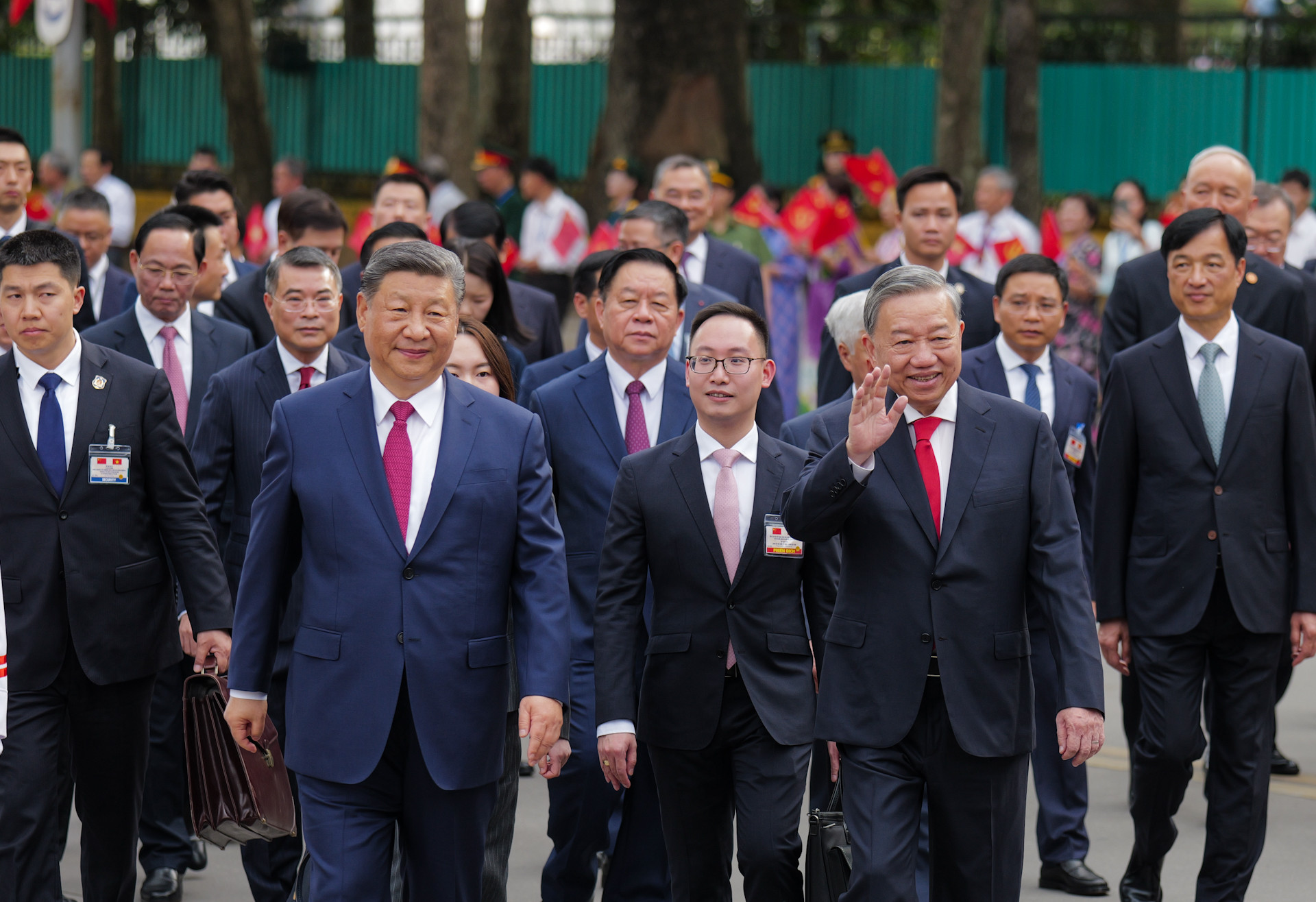 [Ảnh] Nhân dân Thủ đô Hà Nội nồng nhiệt chào đón Tổng Bí thư, Chủ tịch Trung Quốc Tập Cận Bình thăm cấp Nhà nước đến Việt Nam ảnh 7