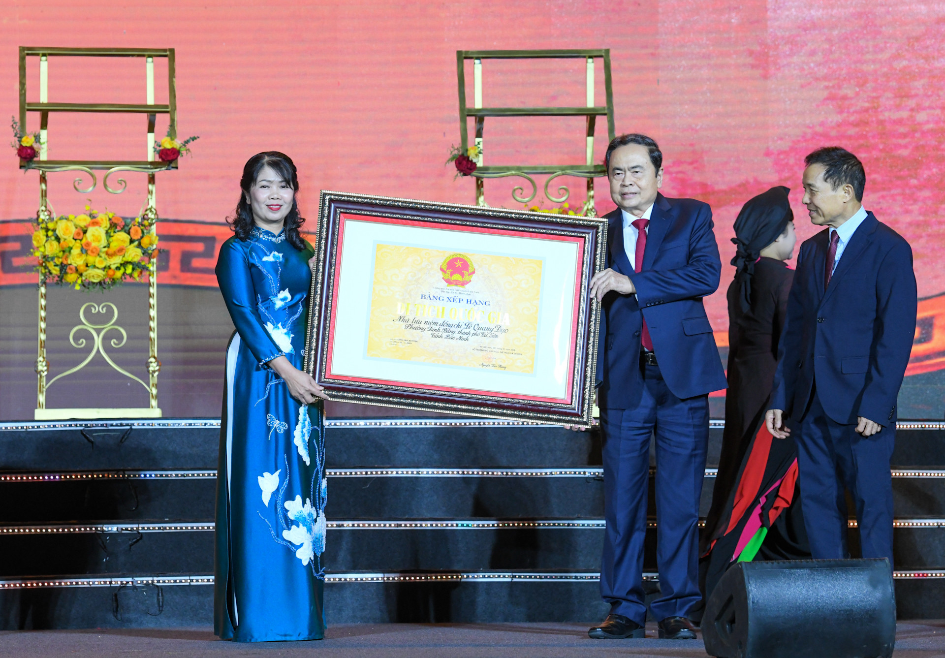 Chủ tịch Quốc hội Trần Thanh Mẫn trao Bằng xếp hạng Di tích Quốc gia Nhà lưu niệm đồng chí Lê Quang Đạo.