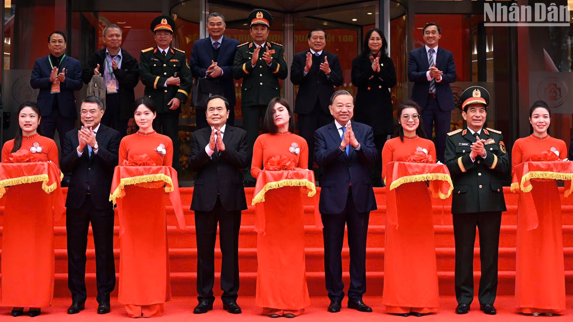 Tổng Bí thư Tô Lâm, Chủ tịch Quốc hội Trần Thanh Mẫn cùng các đồng chí lãnh đạo Đảng, Nhà nước thực hiện nghi thức khánh thành Viện Bảo vệ, chăm sóc sức khỏe cán bộ Trung ương. 