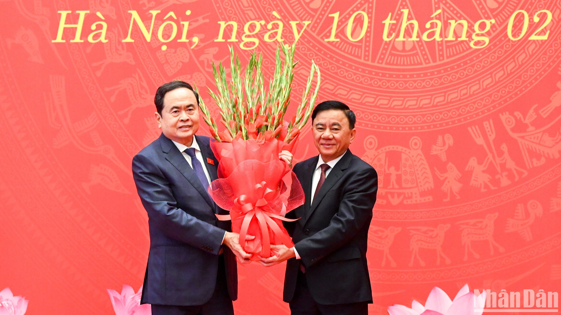 Thường trực Ban Bí thư Trần Cẩm Tú tặng hoa chúc mừng Bí thư Đảng ủy Quốc hội, Chủ tịch Quốc hội Trần Thanh Mẫn và Đảng bộ Quốc hội.