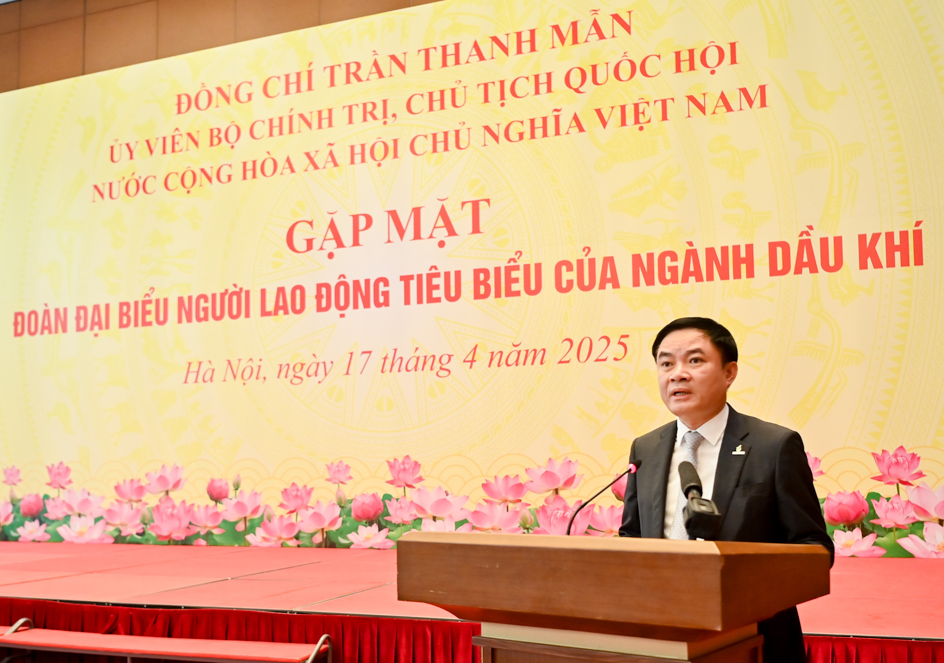 Tổng Giám đốc Tập đoàn Công nghiệp-Năng lượng quốc gia Việt Nam Lê Ngọc Sơn báo cáo tại buổi gặp mặt.