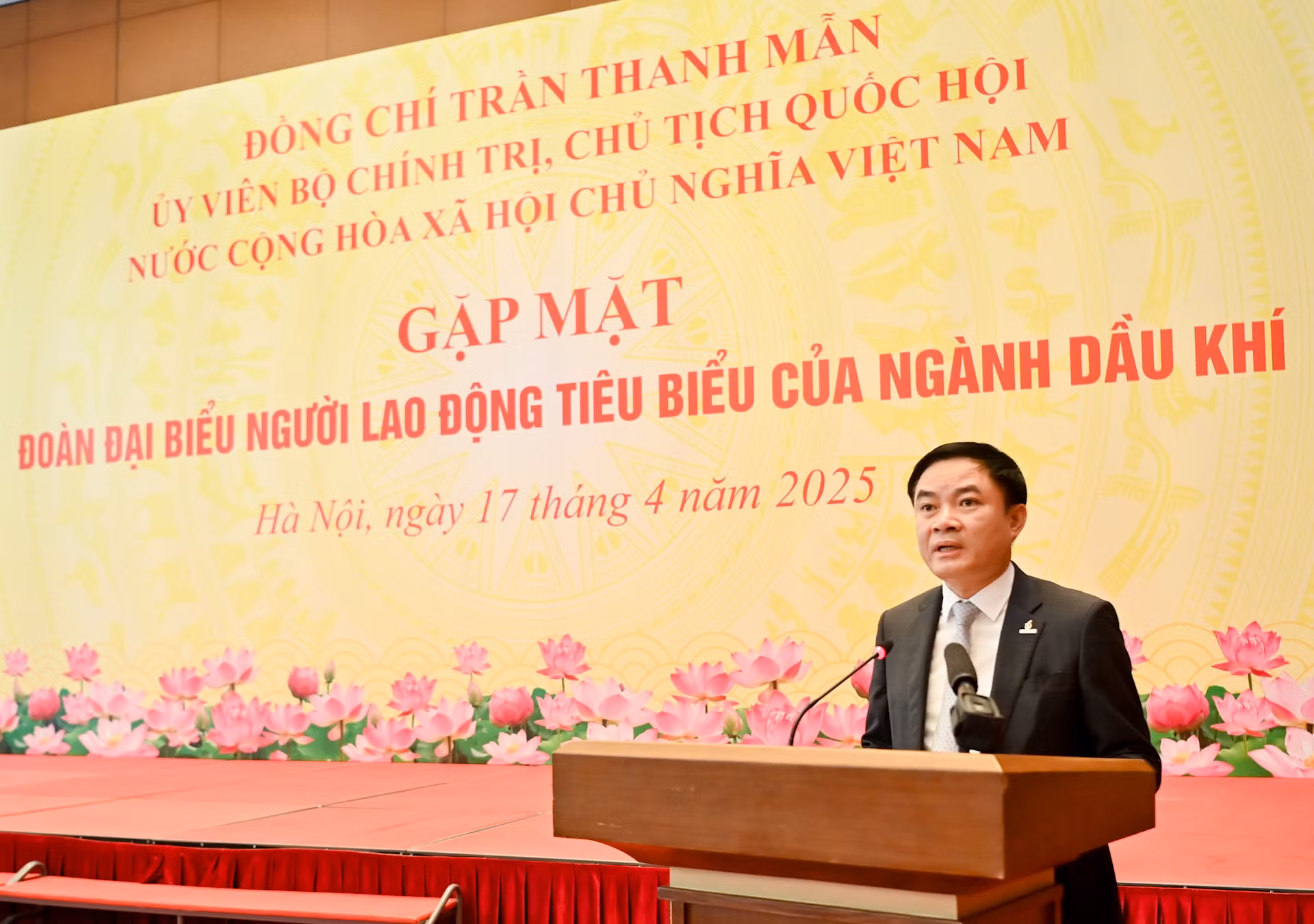 Tổng Giám đốc Tập đoàn Công nghiệp-Năng lượng quốc gia Việt Nam Lê Ngọc Sơn báo cáo tại buổi gặp mặt.