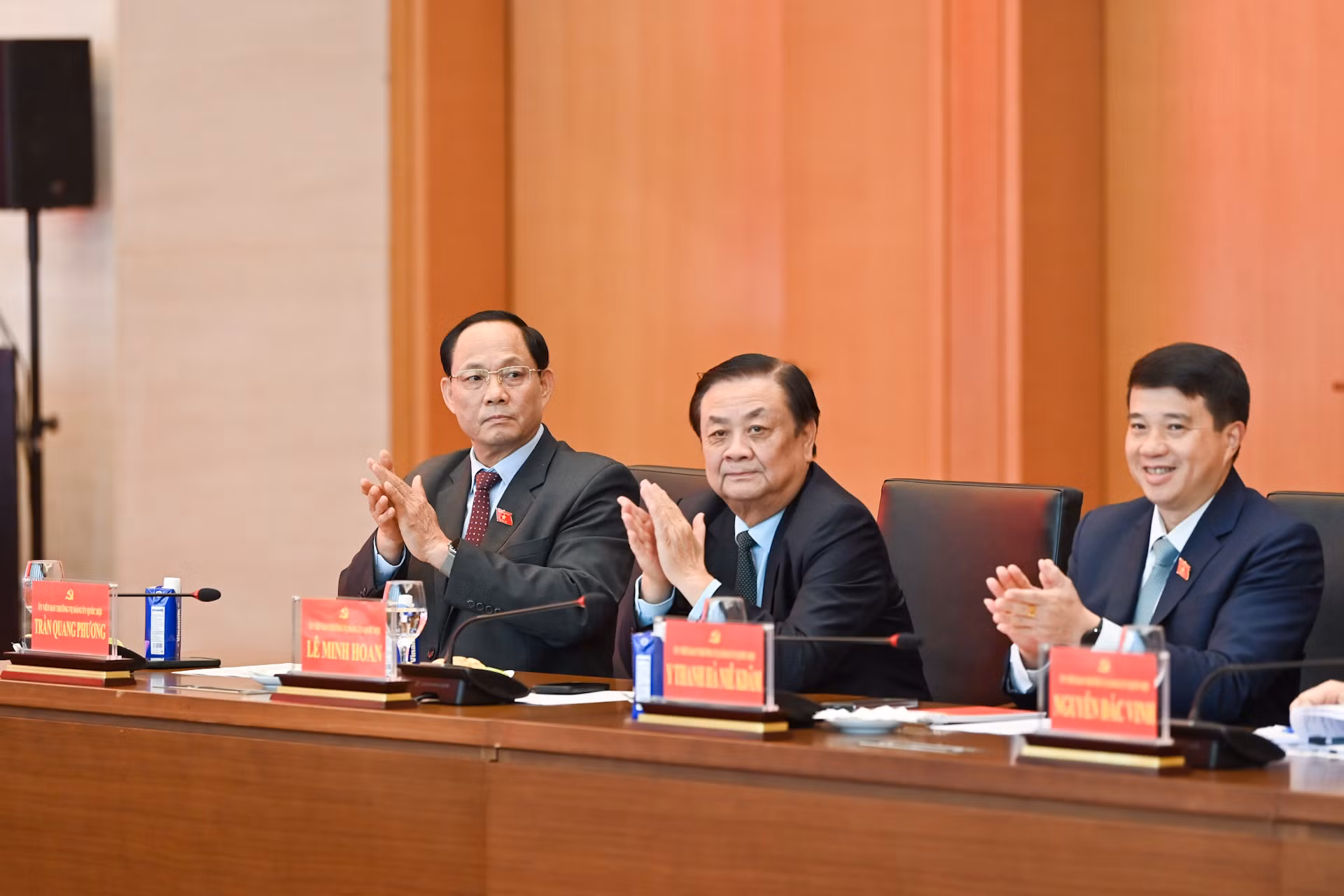 Các đồng chí Ủy viên Ban Thường vụ Đảng ủy Quốc hội, Phó Chủ tịch Quốc hội dự hội nghị. Các đồng chí Ủy viên Ban Thường vụ Đảng ủy Quốc hội, Phó Chủ tịch Quốc hội dự hội nghị.