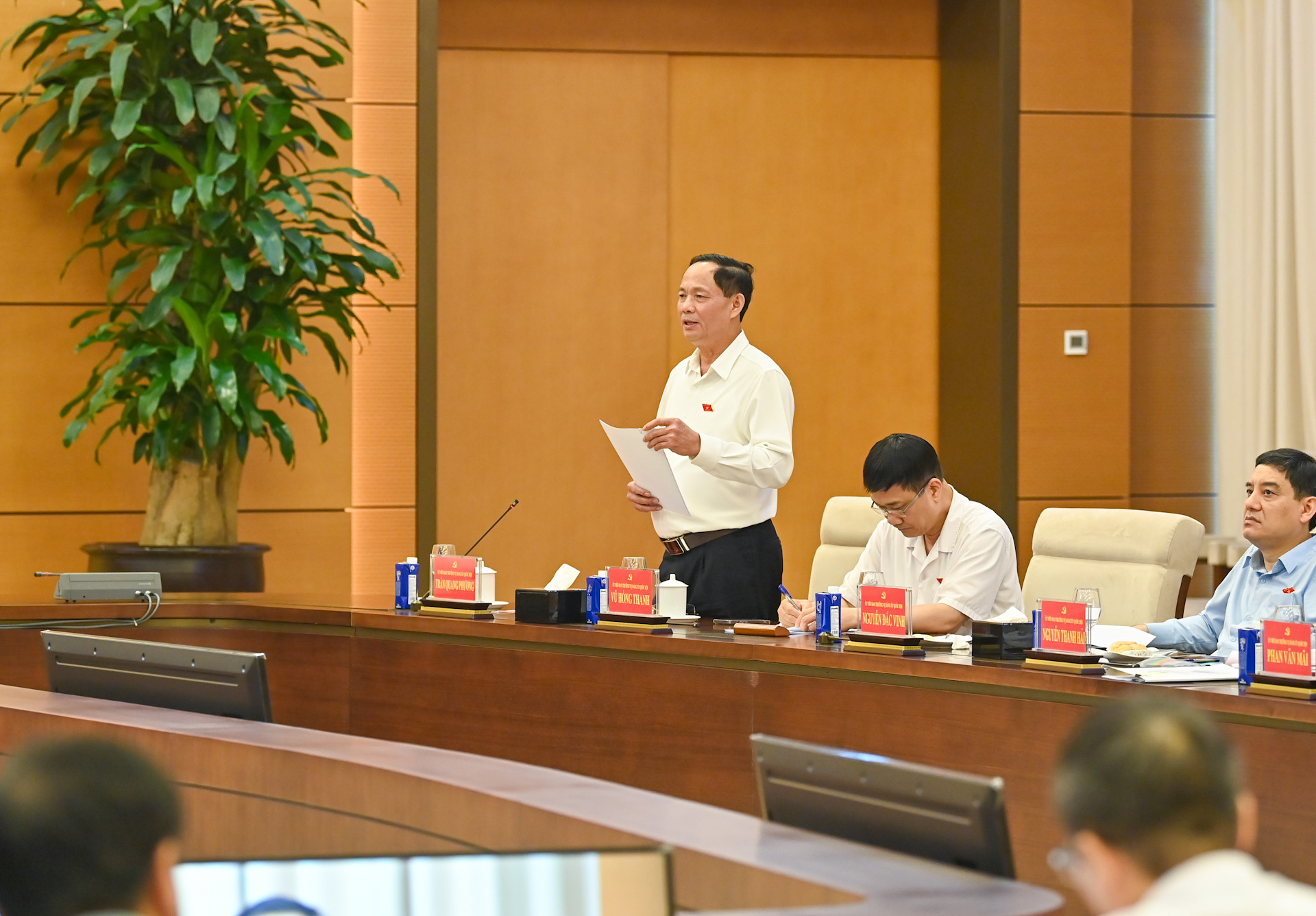 Phó Chủ tịch Quốc hội Trần Quang Phương phát biểu tại phiên họp. Phó Chủ tịch Quốc hội Trần Quang Phương phát biểu tại phiên họp.