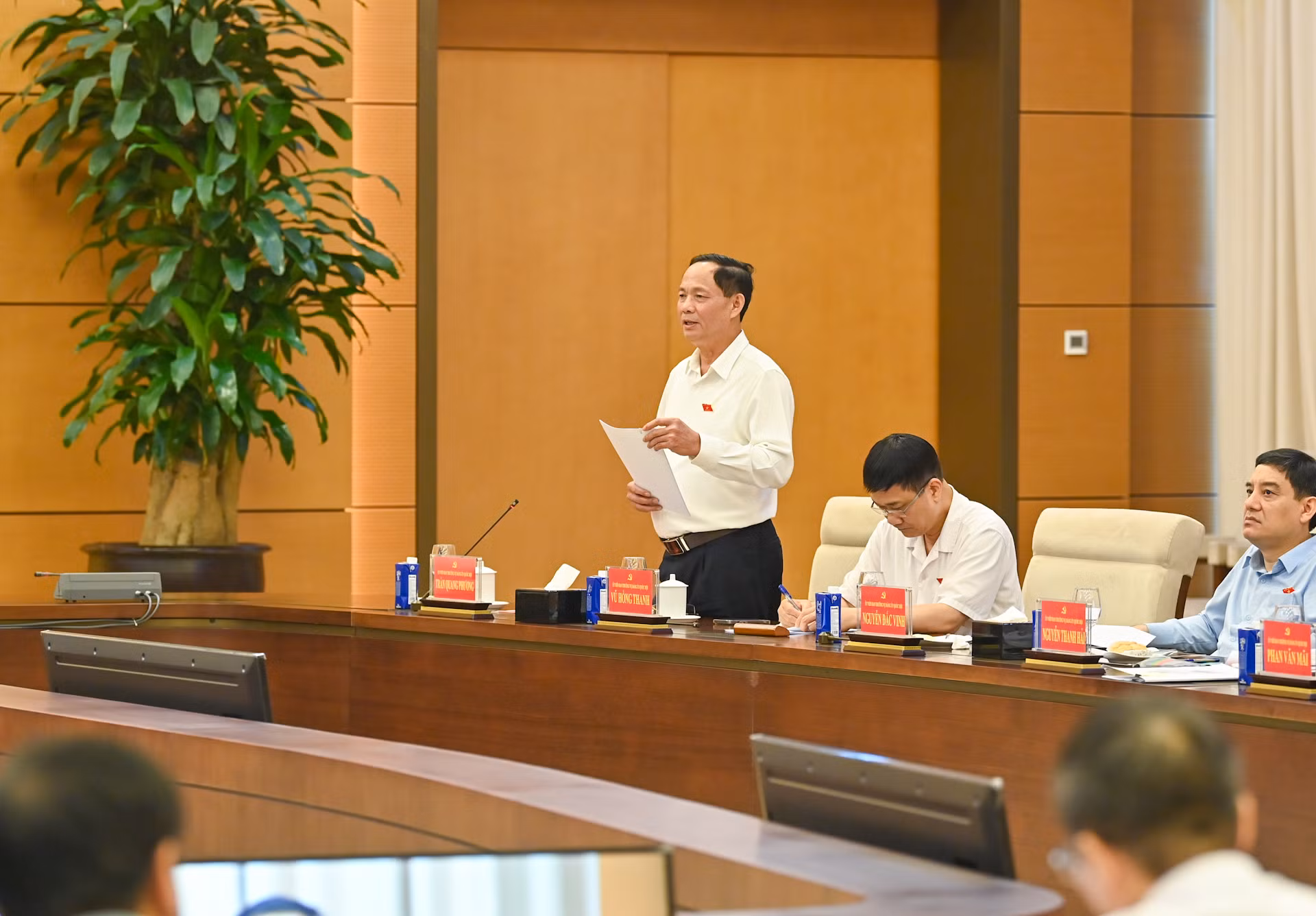 Phó Chủ tịch Quốc hội Trần Quang Phương phát biểu tại phiên họp. Phó Chủ tịch Quốc hội Trần Quang Phương phát biểu tại phiên họp.