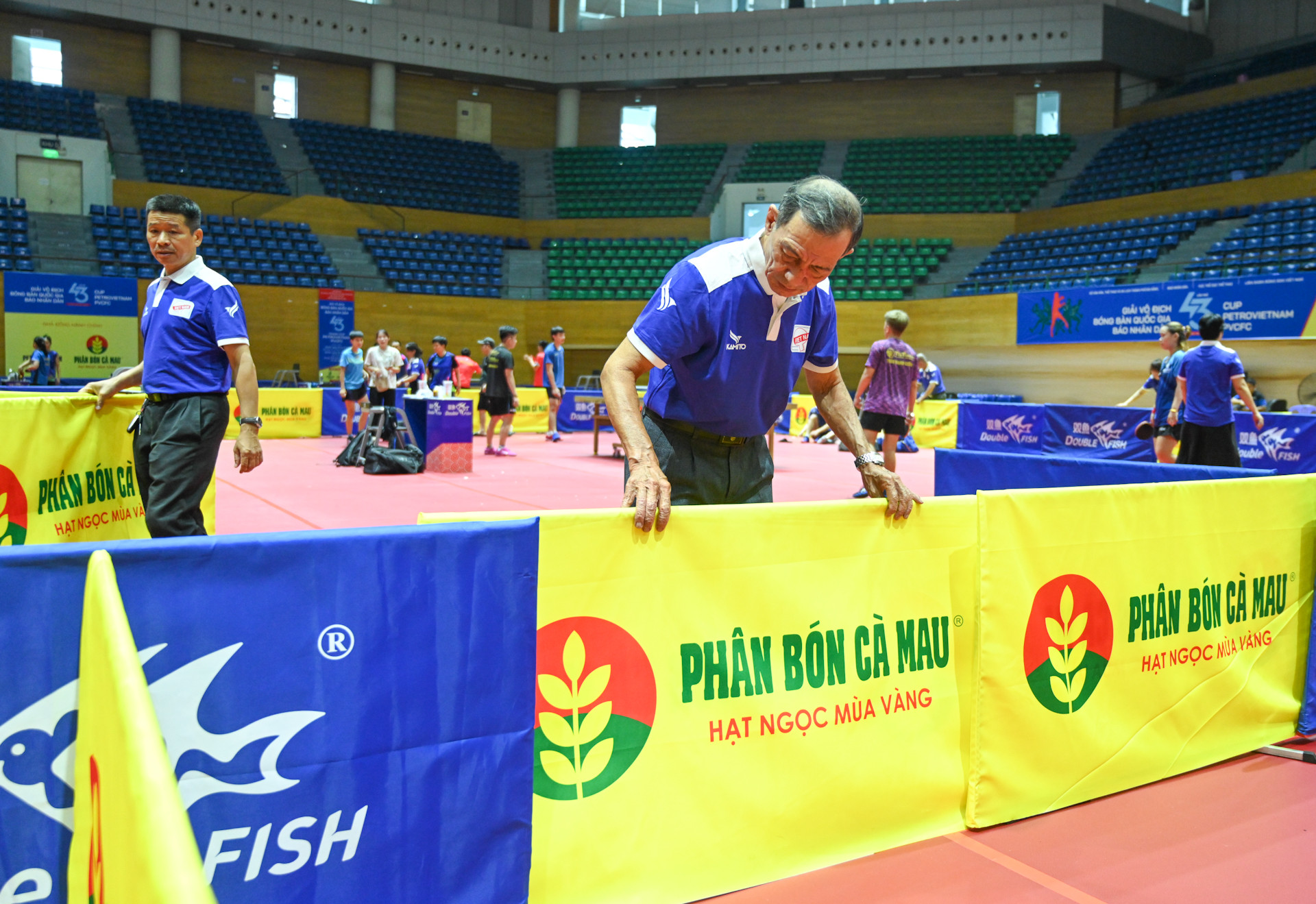 Các tấm ring chắn được lắp đặt phục vụ giải đấu.