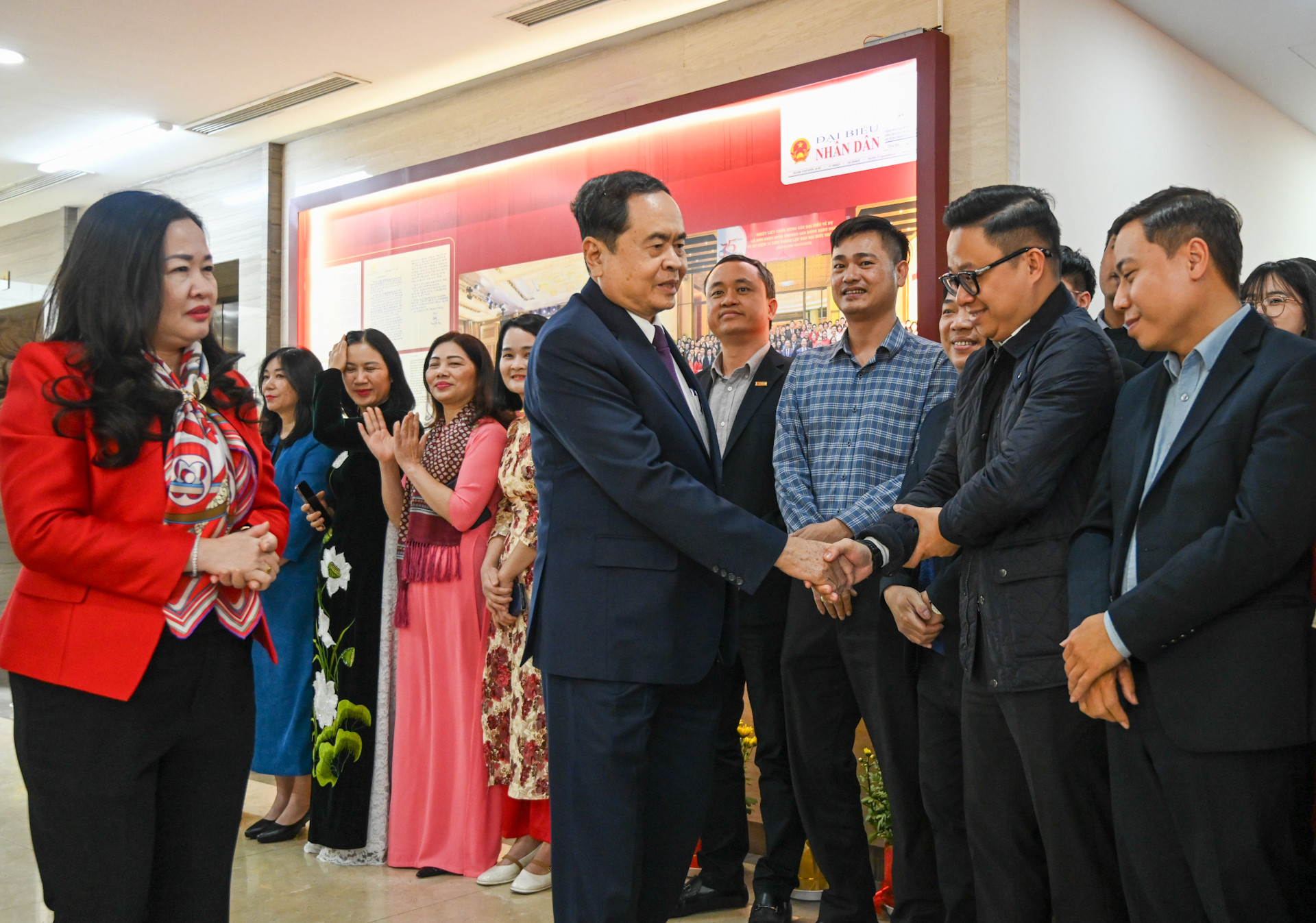 Chủ tịch Quốc hội Trần Thanh Mẫn với cán bộ, phóng viên báo Đại biểu Nhân dân. Chủ tịch Quốc hội Trần Thanh Mẫn với cán bộ, phóng viên báo Đại biểu Nhân dân.