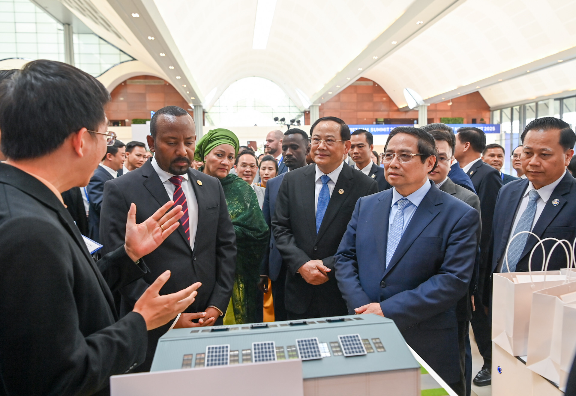 Thủ tướng Phạm Minh Chính và các đại biểu tham quan gian trưng bày tại triển lãm. Thủ tướng Phạm Minh Chính và các đại biểu tham quan gian trưng bày tại triển lãm.