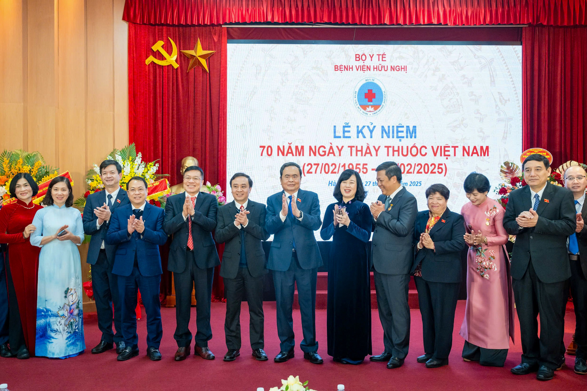 Chủ tịch Quốc hội Trần Thanh Mẫn với các đại biểu tại lễ kỷ niệm.