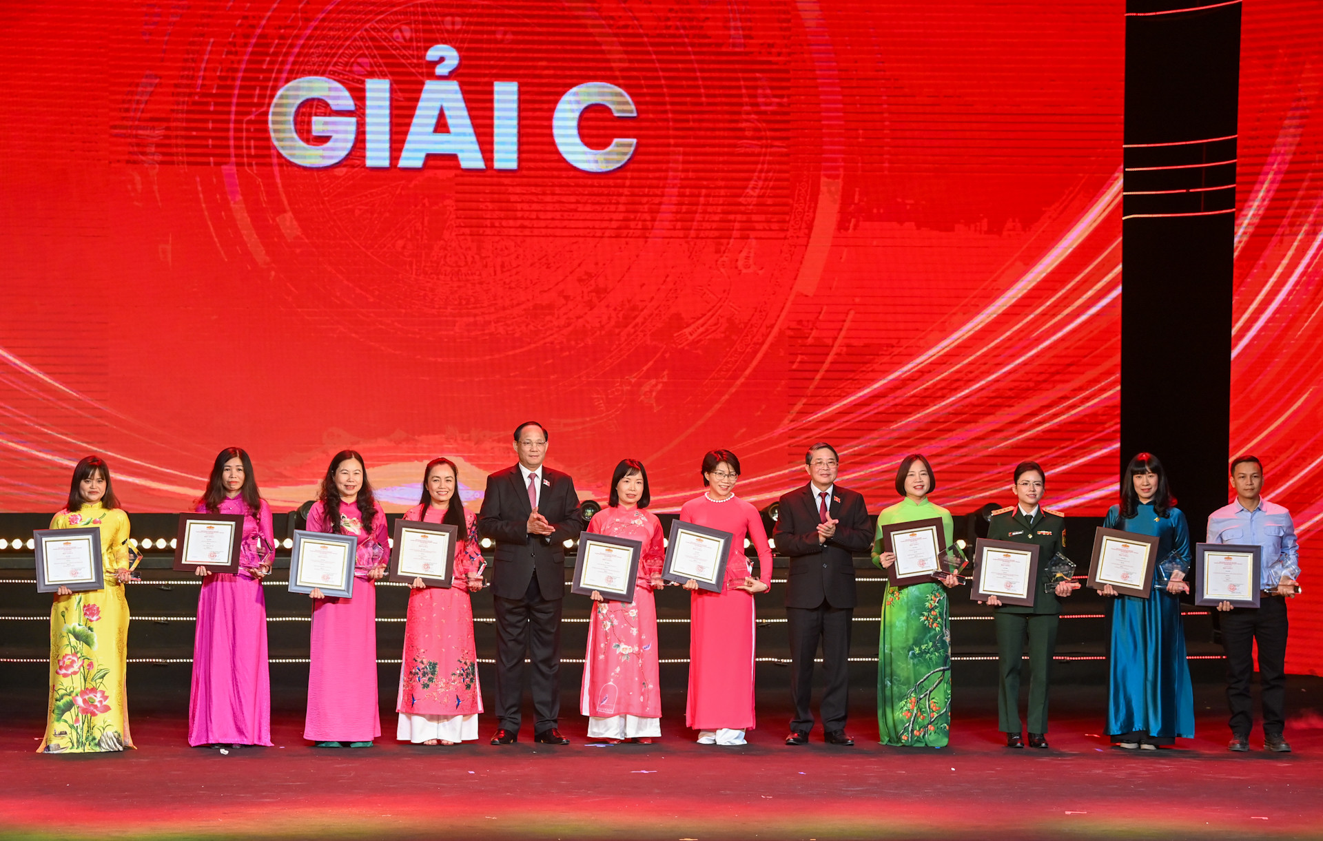 Phó Chủ tịch Quốc hội Nguyễn Đức Hải và Phó Chủ tịch Quốc hội Trần Quang Phương trao giải C tặng các tác giả, nhóm tác giả.