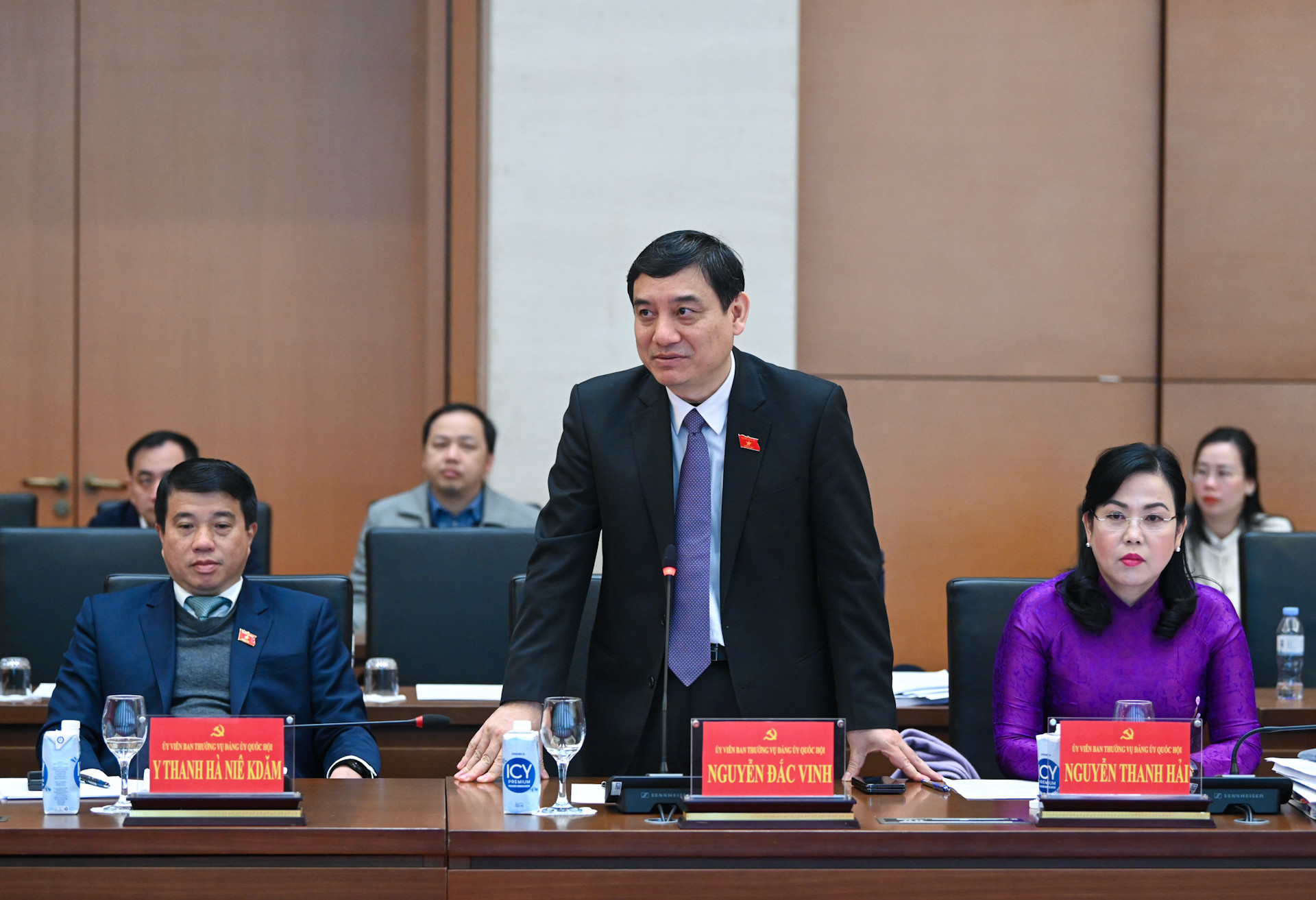 Chủ nhiệm Ủy ban Văn hóa, Giáo dục Nguyễn Đắc Vinh phát biểu tại hội nghị. Chủ nhiệm Ủy ban Văn hóa, Giáo dục Nguyễn Đắc Vinh phát biểu tại hội nghị.