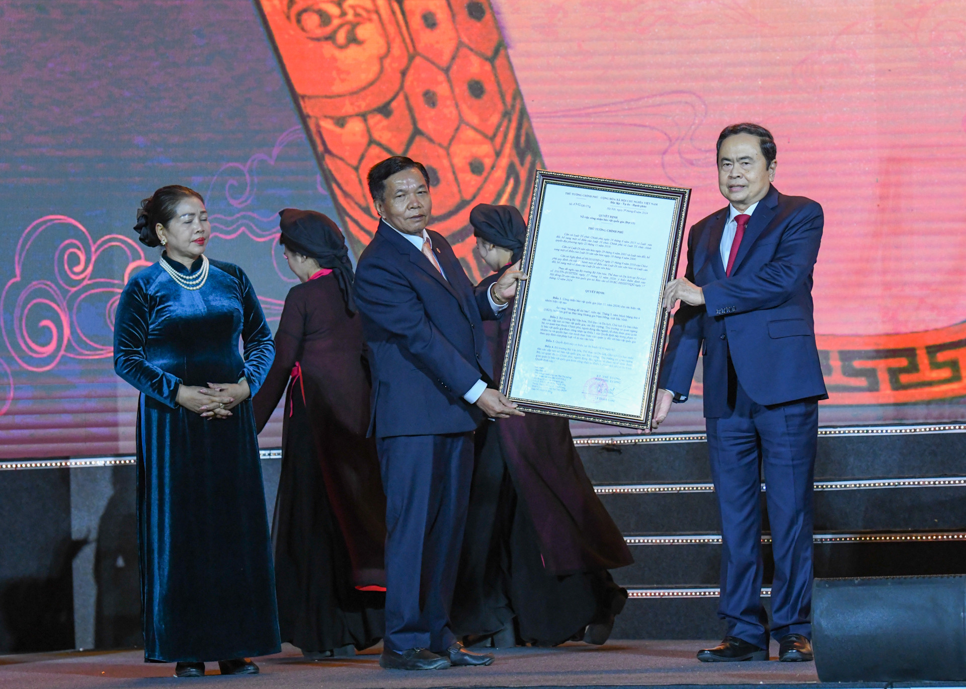 Chủ tịch Quốc hội Trần Thanh Mẫn trao chứng nhận bảo vật Quốc gia ấn vàng “Hoàng đế chi bảo”.