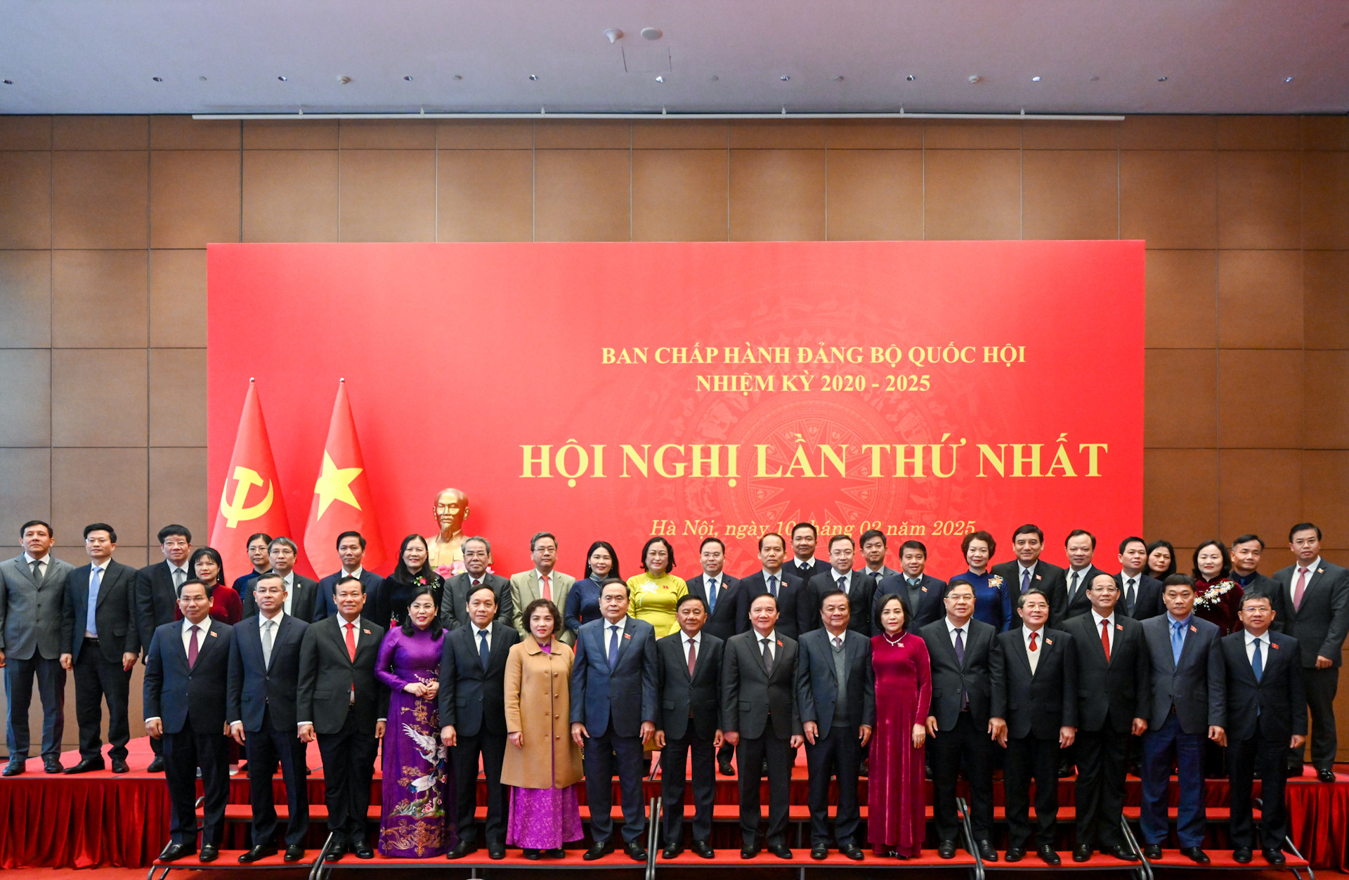 Bí thư Đảng ủy Quốc hội, Chủ tịch Quốc hội Trần Thanh Mẫn, Thường trực Ban Bí thư Trần Cẩm Tú và Ban Chấp hành Đảng bộ Quốc hội và các đại biểu dự hội nghị. Bí thư Đảng ủy Quốc hội, Chủ tịch Quốc hội Trần Thanh Mẫn, Thường trực Ban Bí thư Trần Cẩm Tú và Ban Chấp hành Đảng bộ Quốc hội và các đại biểu dự hội nghị.