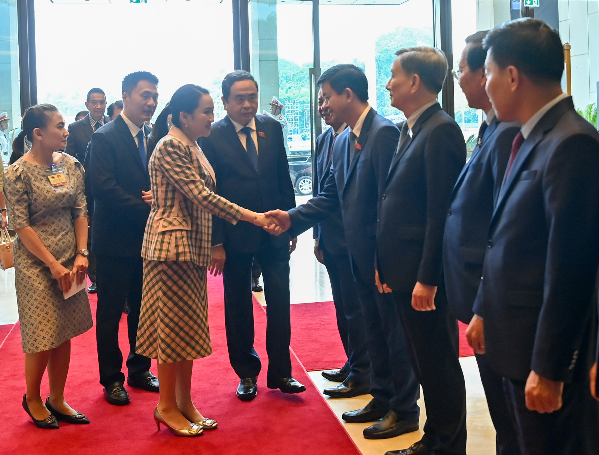 Chủ tịch Quốc hội Trần Thanh Mẫn giới thiệu các đại biểu Việt Nam với Thủ tướng Thái Lan Paetongtarn Shinawatra.