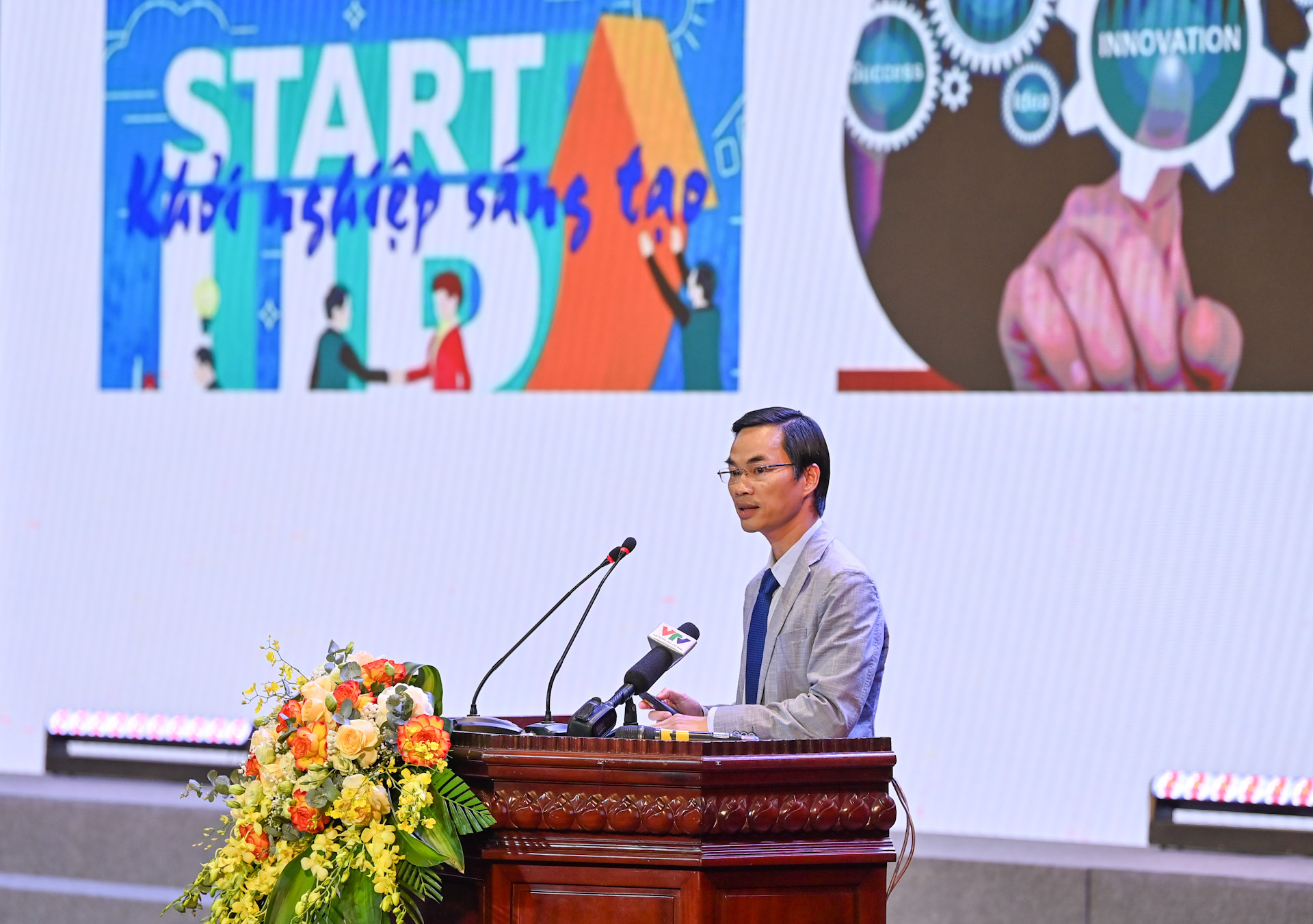 Phó Giám đốc Trung tâm đổi mới sáng tạo quốc gia (Bộ Tài chính) Đỗ Tiến Thịnh tham luận tại sự kiện. Phó Giám đốc Trung tâm đổi mới sáng tạo quốc gia (Bộ Tài chính) Đỗ Tiến Thịnh tham luận tại sự kiện.