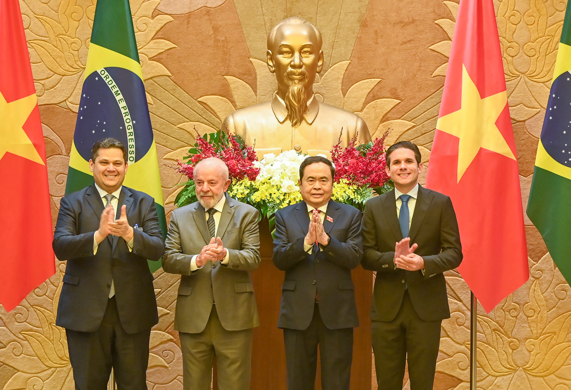 Chủ tịch Quốc hội Trần Thanh Mẫn và Tổng thống Brazil Luiz Inácio Lula da Silva và các đại biểu tại hội kiến.
