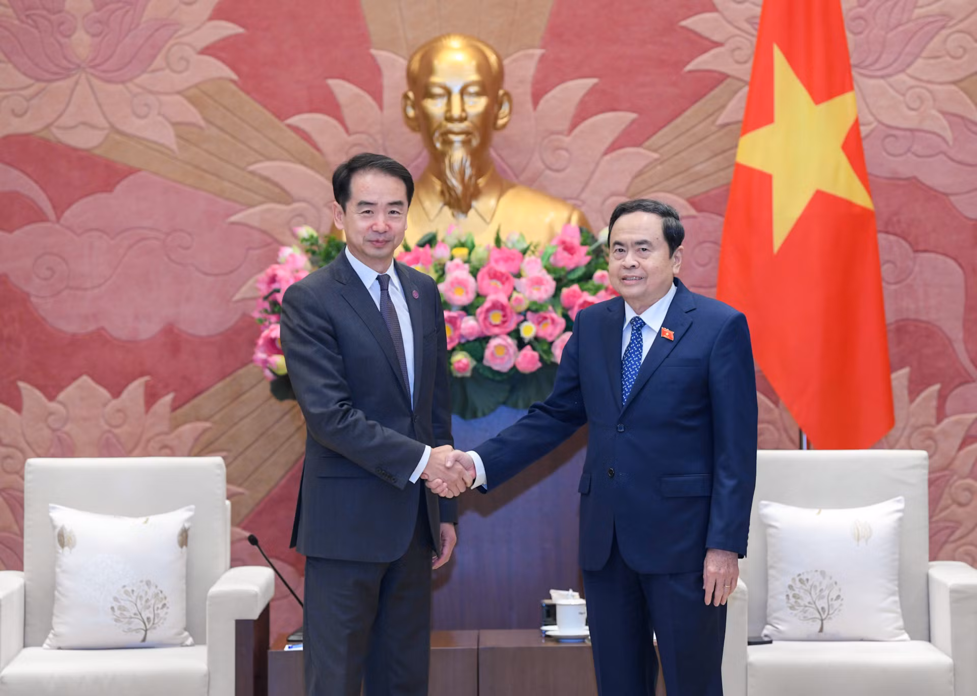 Chủ tịch Quốc hội Trần Thanh Mẫn và Đại sứ Trung Quốc Hà Vĩ.