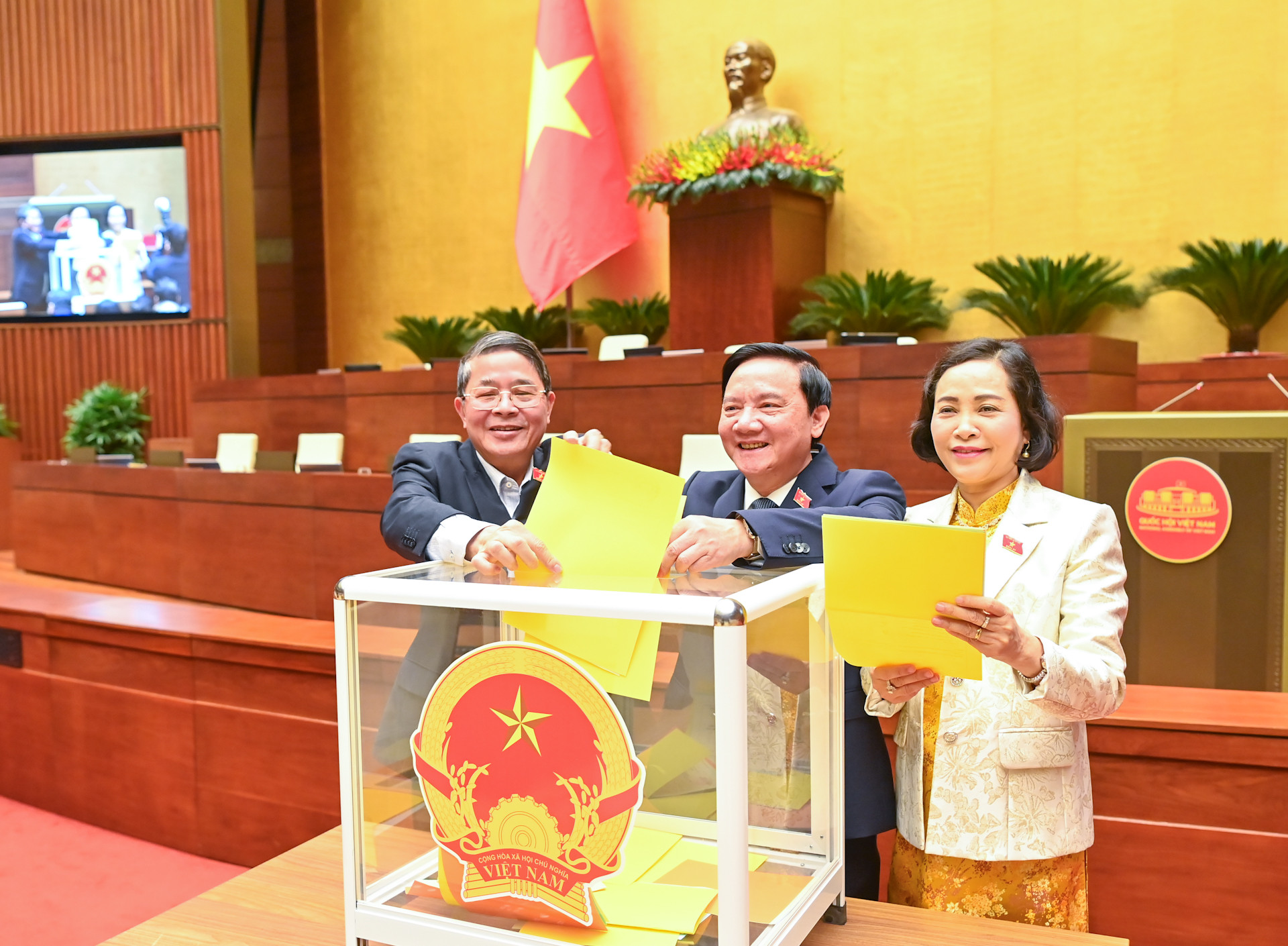 Các Phó Chủ tịch Quốc hội bỏ phiếu bầu tại phiên họp.