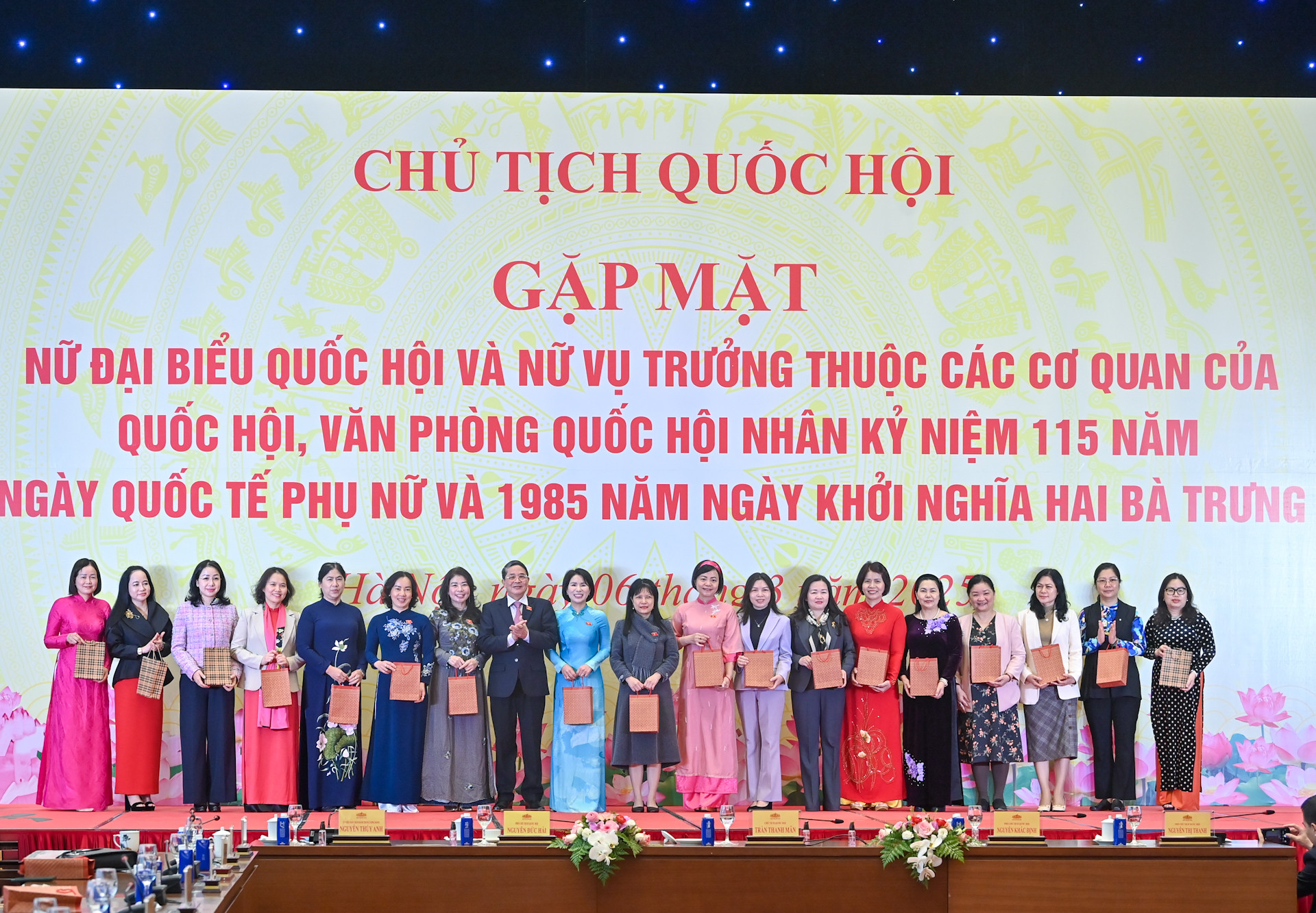 Phó Chủ tịch Quốc hội Nguyễn Đức Hải trao quà, tặng các nữ đại biểu tại cuộc gặp mặt.