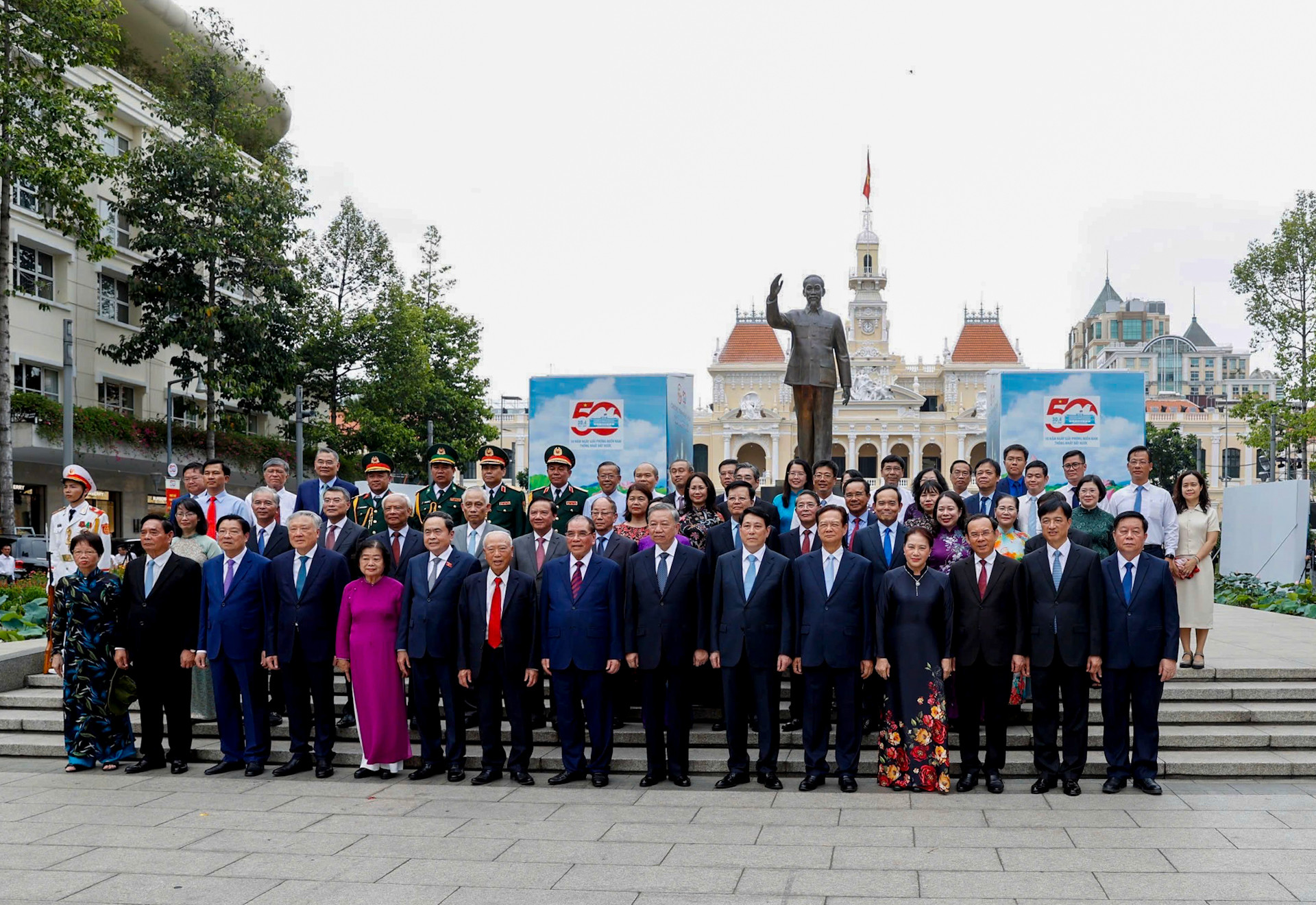 Các đồng chí lãnh đạo, nguyên lãnh đạo Đảng, Nhà nước tại Công viên Tượng đài Chủ tịch Hồ Chí Minh. Các đồng chí lãnh đạo, nguyên lãnh đạo Đảng, Nhà nước tại Công viên Tượng đài Chủ tịch Hồ Chí Minh.