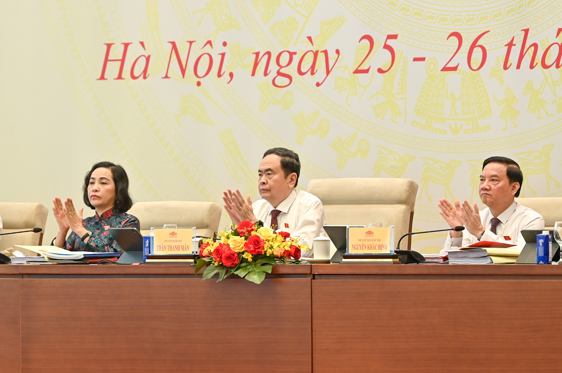 Chủ tịch Quốc hội Trần Thanh Mẫn và các Phó Chủ tịch Quốc hội dự và chủ trì hội nghị.