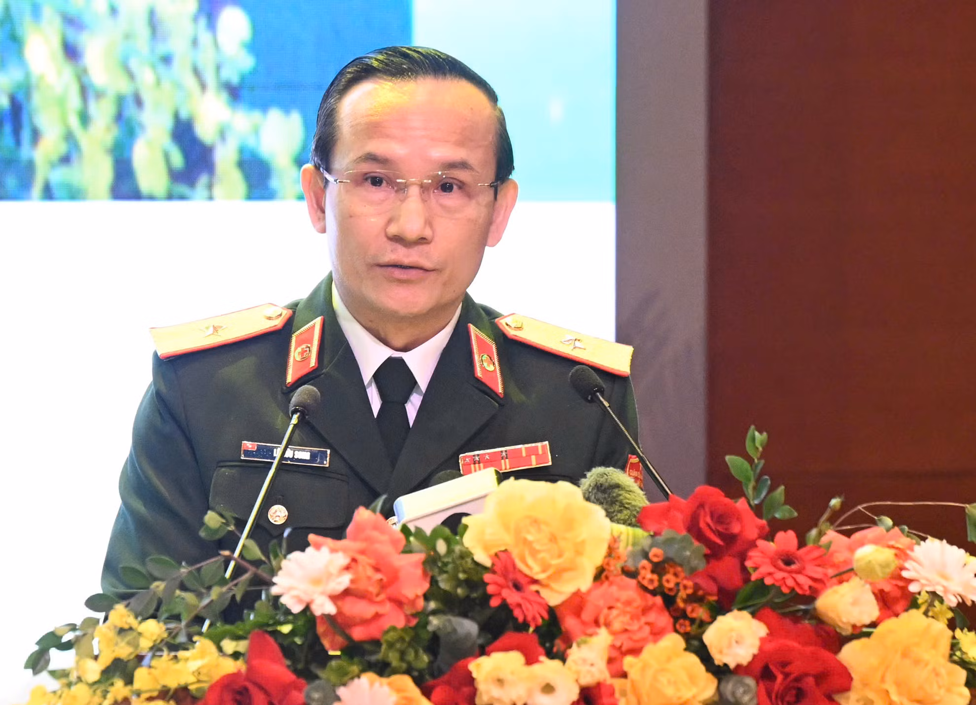 Thiếu tướng, GS, TS Lê Hữu Song, Giám đốc Bệnh viện Trung ương Quân đội 108 phát biểu tại buổi lễ.