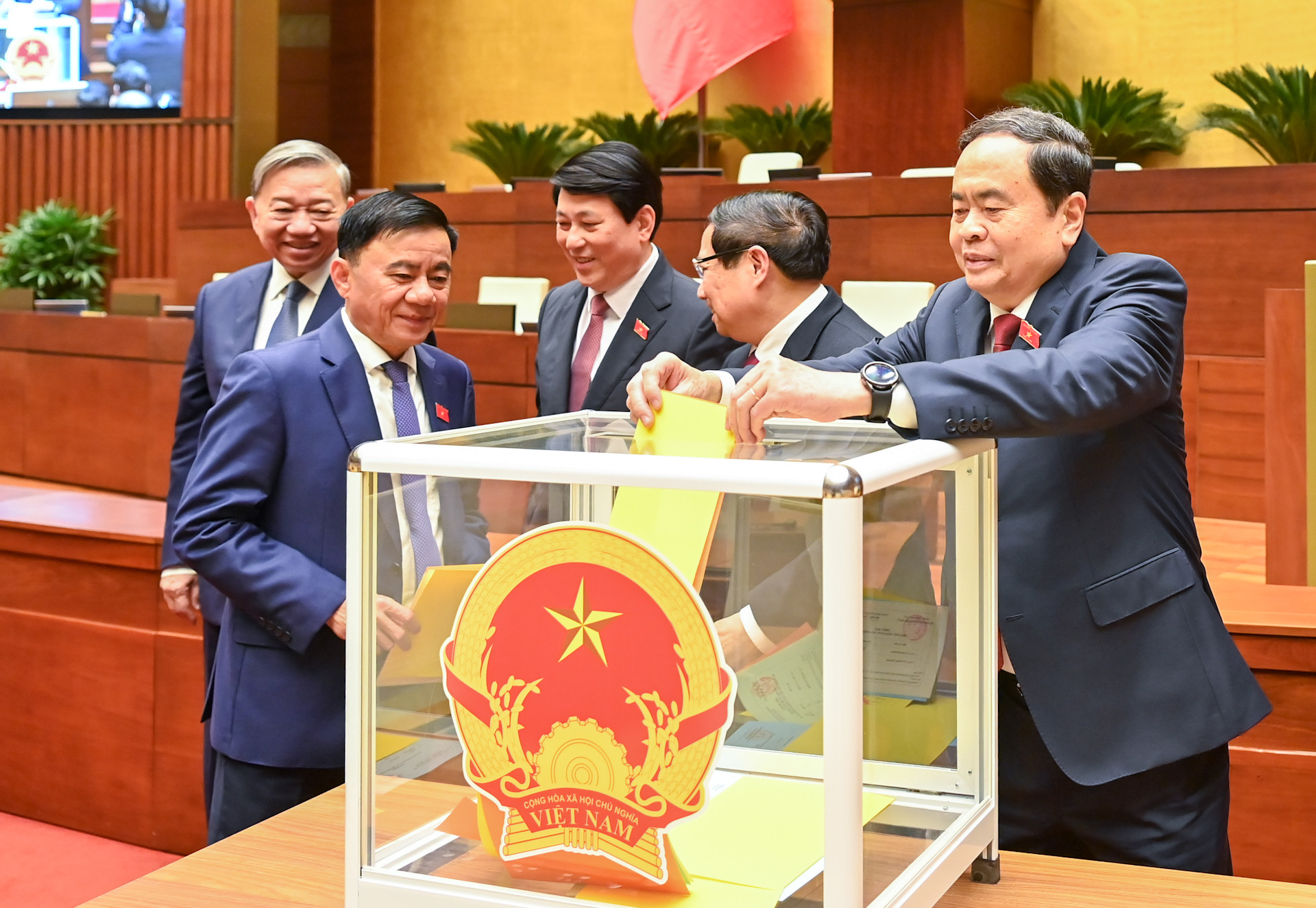 Chủ tịch Quốc hội Trần Thanh Mẫn bỏ phiếu bầu Phó Chủ tịch Quốc hội và Ủy viên Ủy ban Thường vụ Quốc hội; phê chuẩn đề nghị của Thủ tướng Chính phủ về việc bổ nhiệm các Phó Thủ tướng Chính phủ, Bộ trưởng và thành viên khác của Chính phủ nhiệm kỳ 2021-2026.