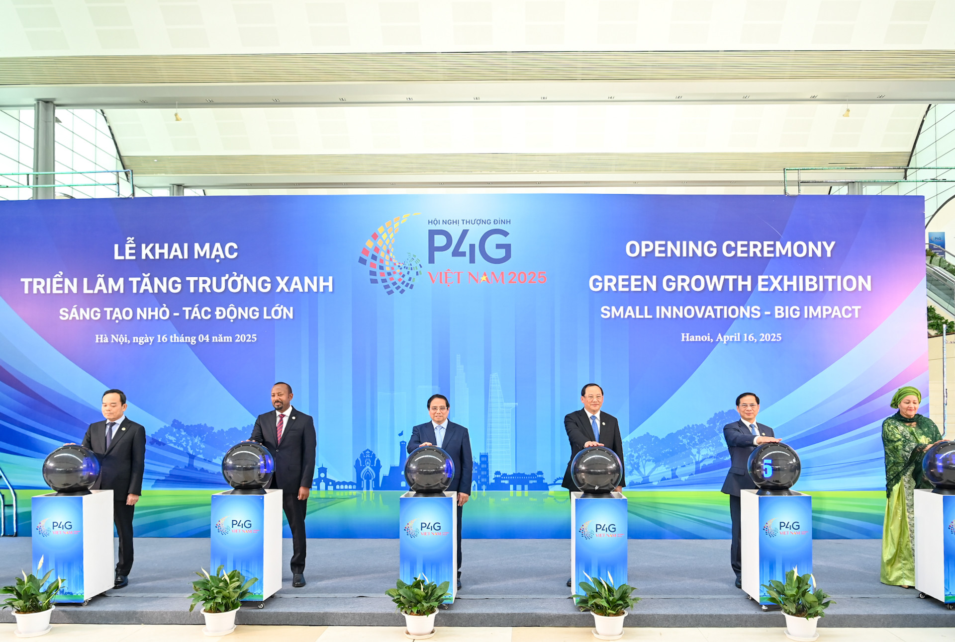 Thủ tướng Phạm Minh Chính và các đại biểu thực hiện nghi thức khai mạc triển lãm. Thủ tướng Phạm Minh Chính và các đại biểu thực hiện nghi thức khai mạc triển lãm.