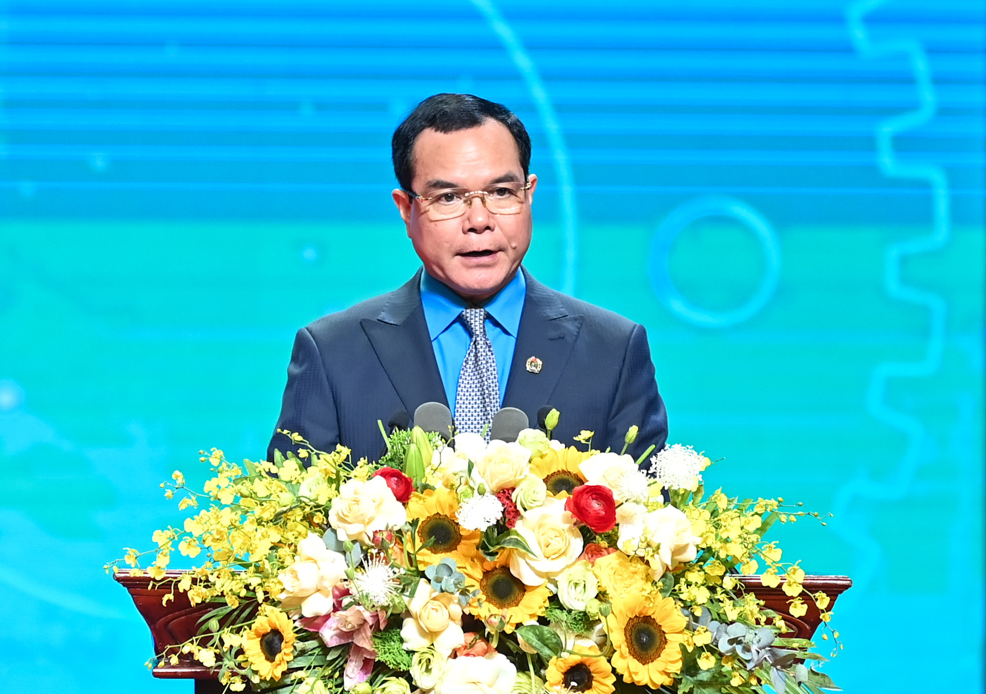 Chủ tịch Tổng Liên đoàn Lao động Việt Nam Nguyễn Đình Khang phát biểu khai mạc chương trình.