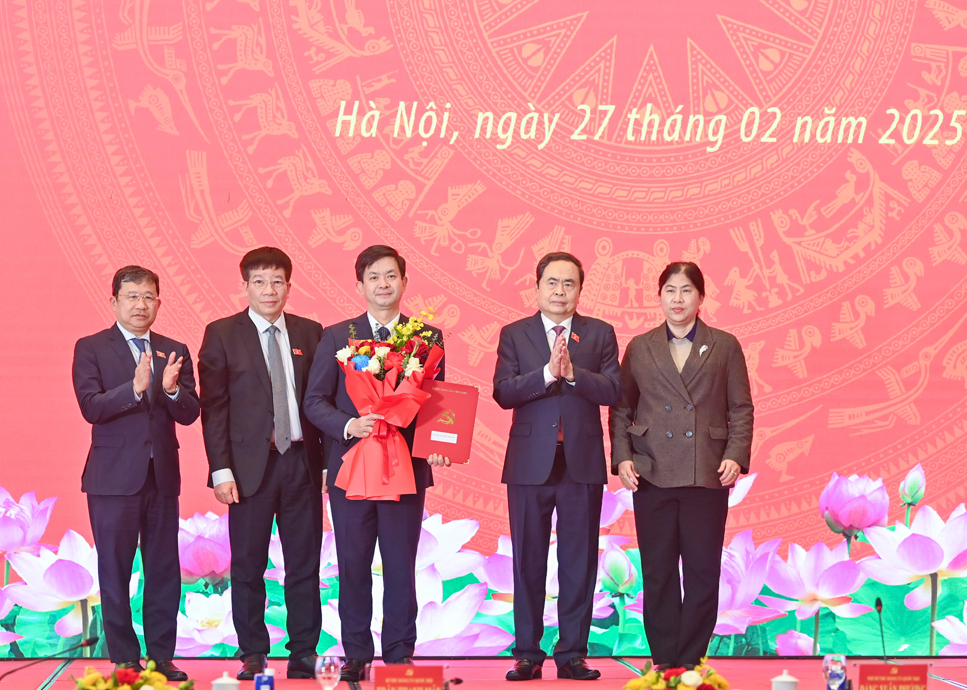 Bí thư Đảng ủy Quốc hội, Chủ tịch Quốc hội Trần Thanh Mẫn trao quyết định cho Đảng bộ Văn phòng Quốc hội.