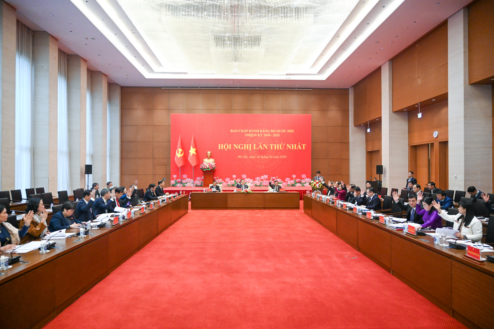 Ban Chấp hành Đảng bộ Quốc hội biểu quyết thông qua chương trình làm việc tại Hội nghị lần thứ nhất. Ban Chấp hành Đảng bộ Quốc hội biểu quyết thông qua chương trình làm việc tại Hội nghị lần thứ nhất.