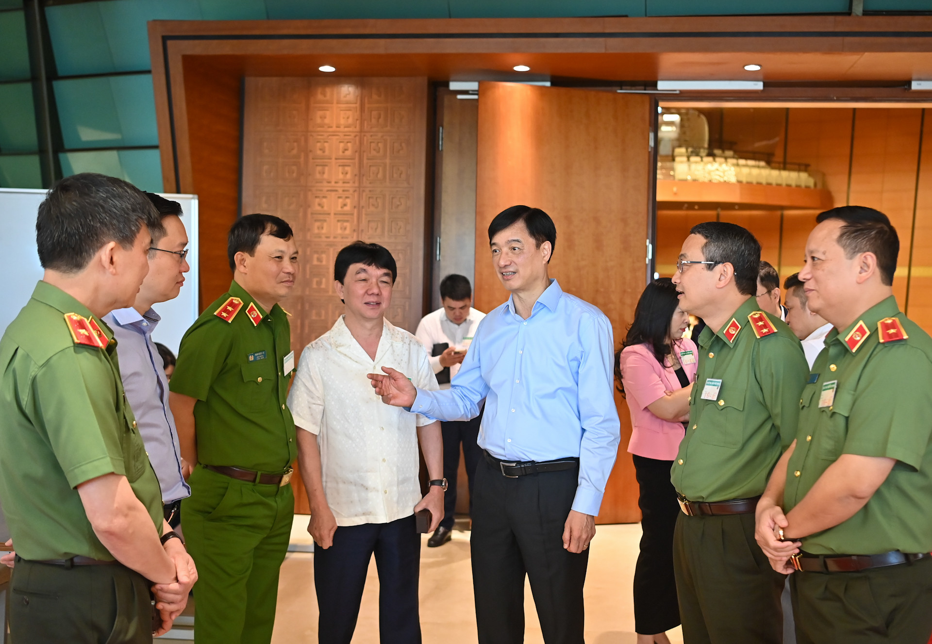 Các đại biểu trao đổi bên lề hội nghị.