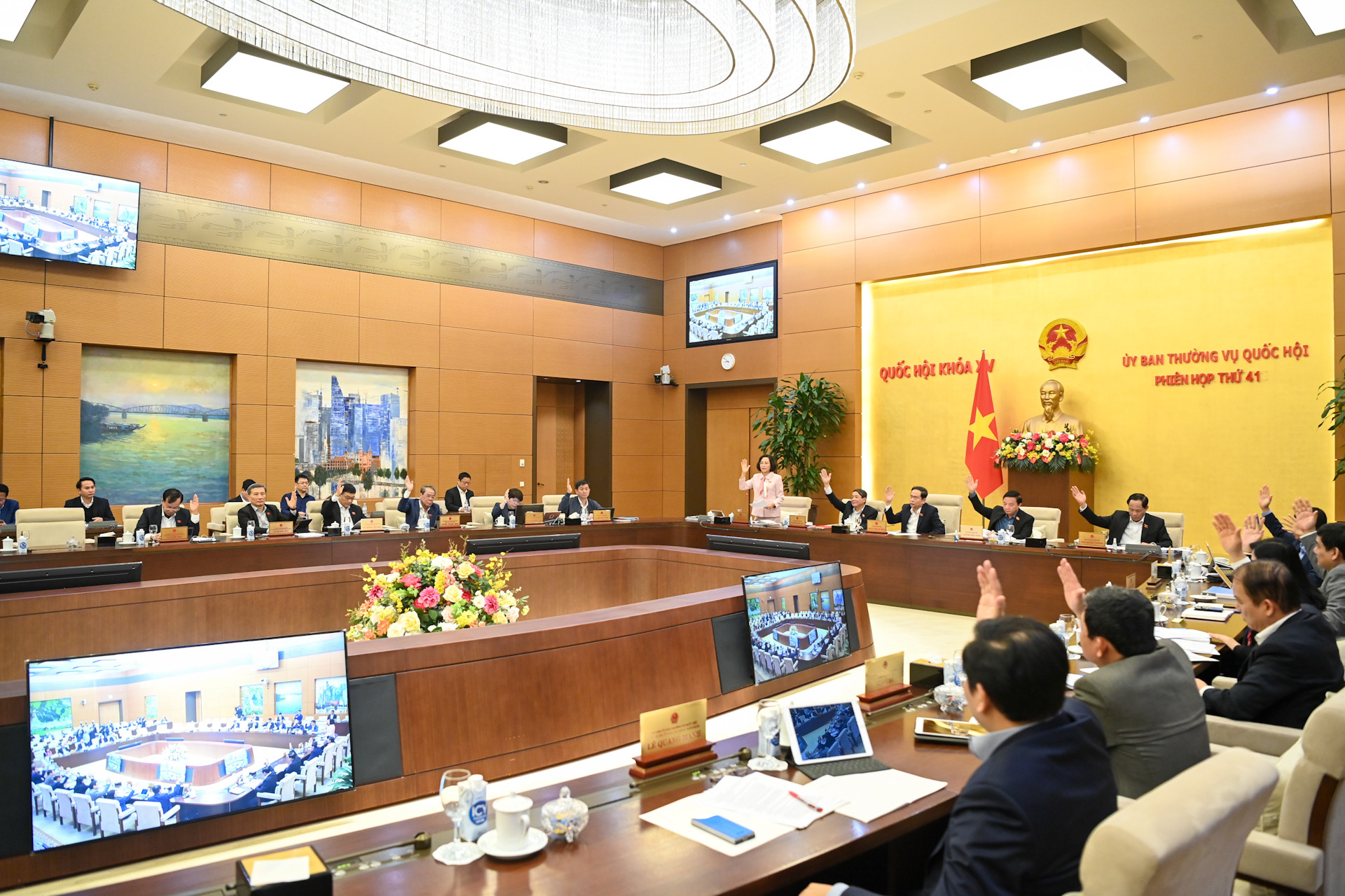 Ủy ban Thường vụ Quốc hội biểu quyết thông qua Nghị quyết.