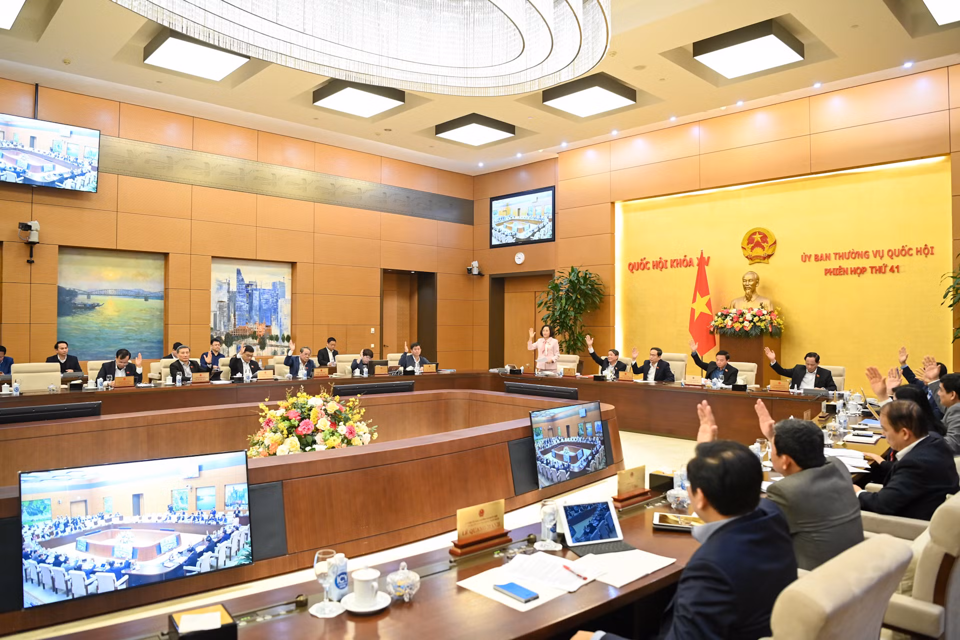 Ủy ban Thường vụ Quốc hội biểu quyết thông qua Nghị quyết.